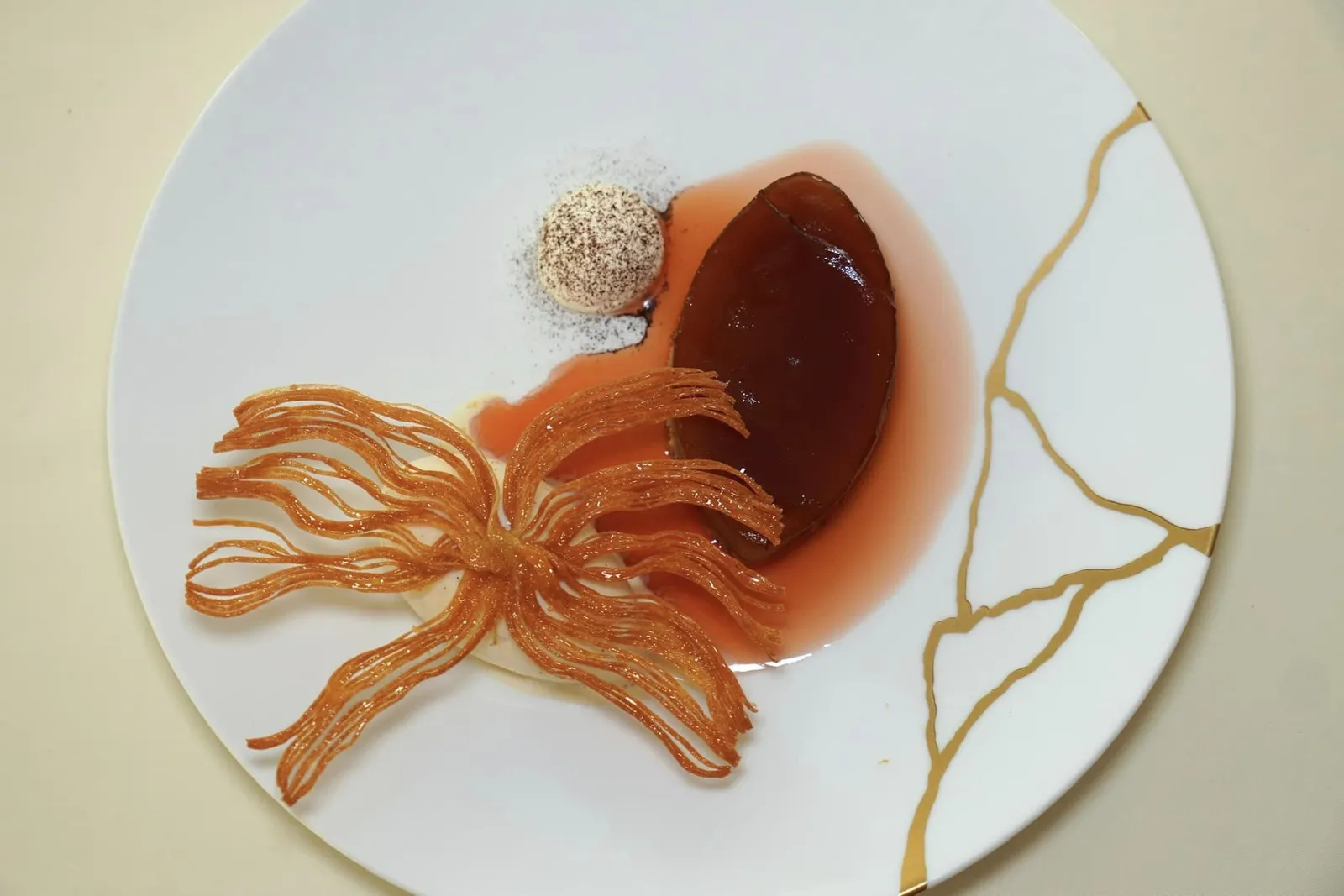Le gâteau de pomme tiède façon Tatin, jus de coing d'Alsace et glace à la vanille de Tahiti เค้กแอปเปิ้ลเสิร์ฟมาในสไตล์ของ Applr Tatin ให้เนื้อสัมผัสที่นุ่มละลาย จากนั้นราดด้วยซอส Jus ที่เตรียมมาจากผลควิ้นซ์ท้องถิ่นของภูมิภาค Alsace ให้รสชาติออกเปรี้ยว จากนั้นบาลานซ์โทนของอุณหภูมิและรสชาติด้วยความหอมและเย็นของไอศกรีมวานิลลาตาฮิติ (18/20)