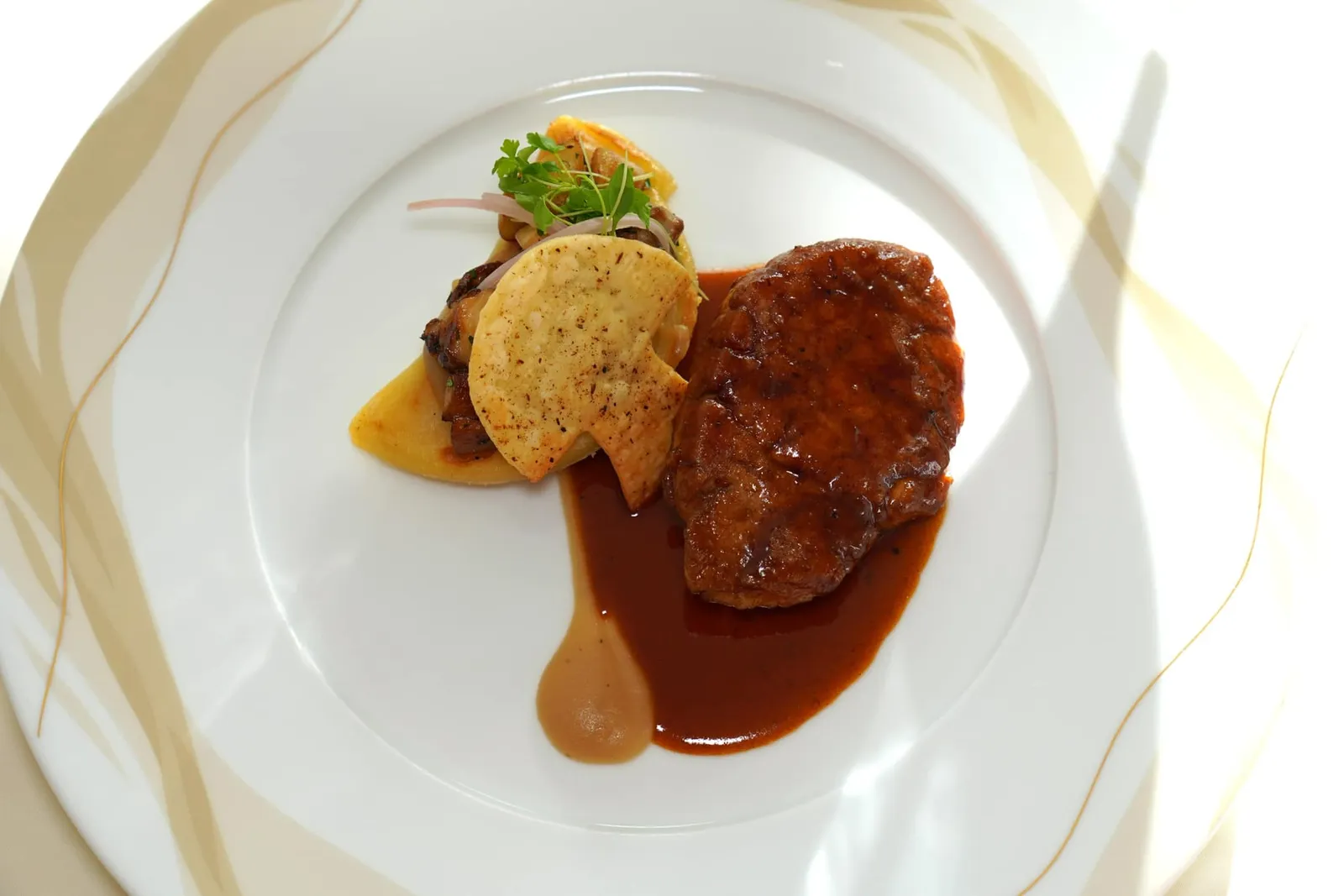 La noix de ris de veau, « mulltascha » aux cèpes et échalotes confites Sweetbread หรือต่อมไร้ท่อของลูกวัวเสิร์ฟมาชิ้นใหญ่ เนื้อสัมผัสมีความกรอบนอกนุ่มใน เชฟราดด้วยซอส Sweetbread รสชาติเข้มข้น ข้างกันคือ Candied Shallot เสิร์ฟมาในลักษณะของ Purée ยังมีองค์ประกอบของ Maultaschen มีลักษณะเป็นแป้งพาสต้าทรงเกี๊ยวที่มีต้นกำเนิดมาจากแถบ Swabia ด้านบนคือเห็ด Porcini และ Porcini Emulsion (17/20)