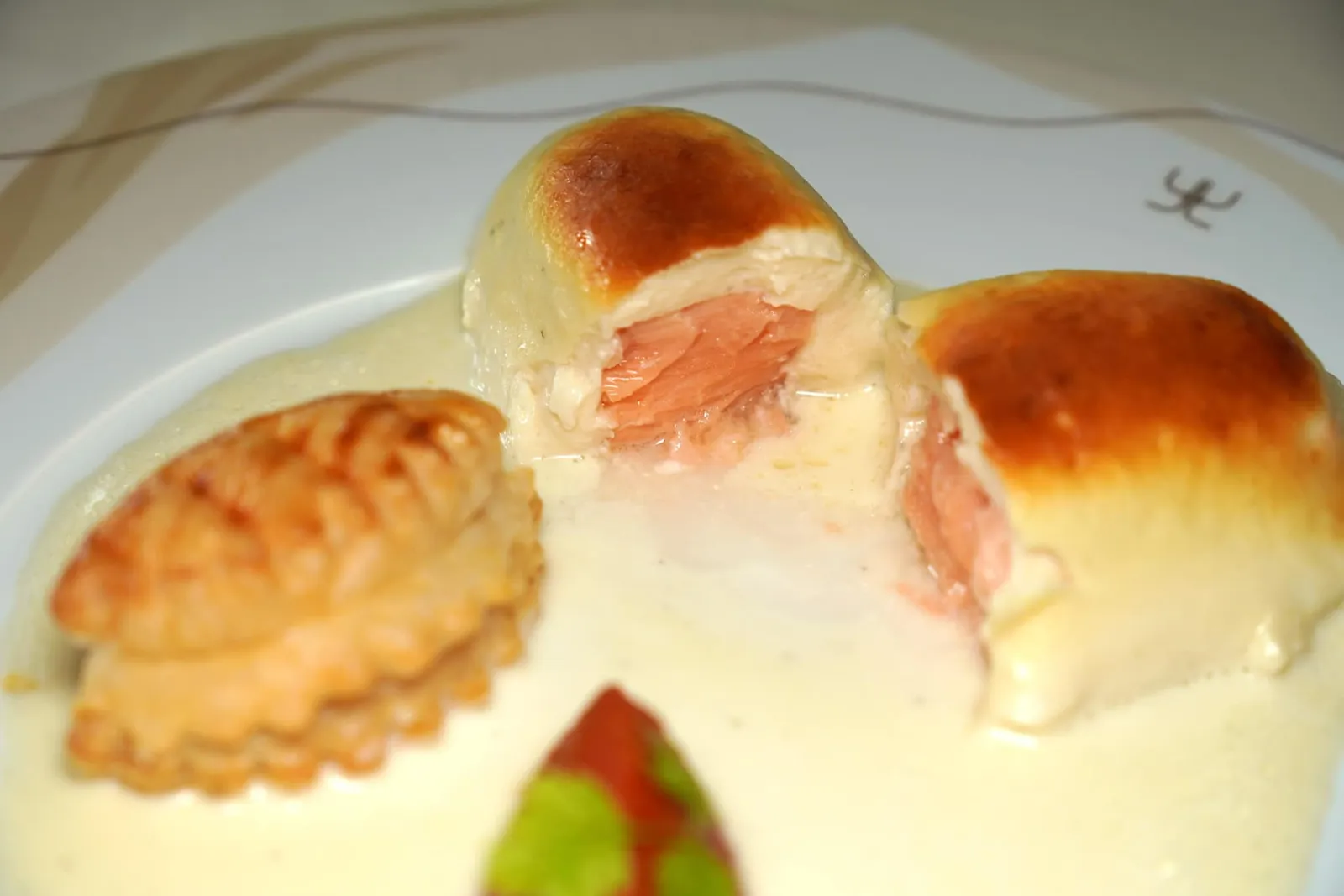 Le saumon soufflé « Auberge de l'Ill » ถึงแม้กาลเวลาจะล่วงเลยมากว่า 60 ปีแต่เมนู Salmon Soufflé จานนี้ยังคงโดดเด่นและหาใครเทียบเคียงได้ยากไปอีกนานเท่านาน (19/20)