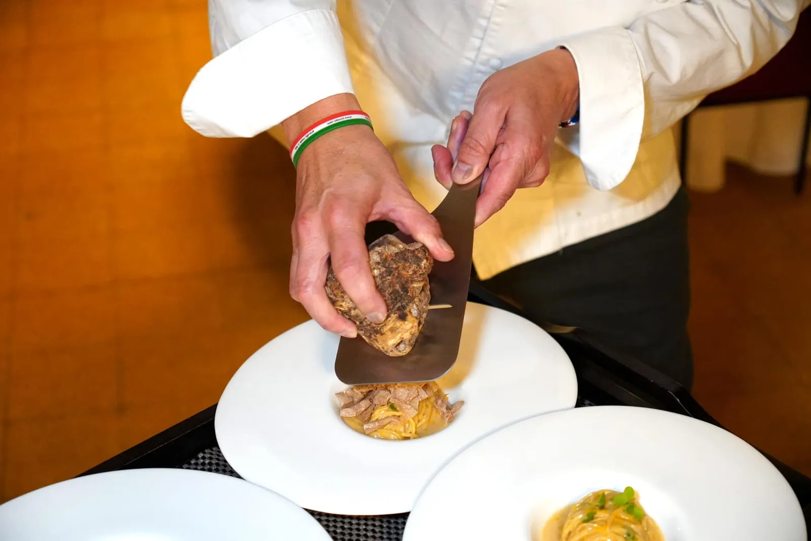 Tagliolini al tartufo bianco di Alba (40 € supplement) เชฟจะนำ White Truffle มาฝานให้ลูกค้าด้วยตัวเองที่ข้างโต๊ะ (15/20)