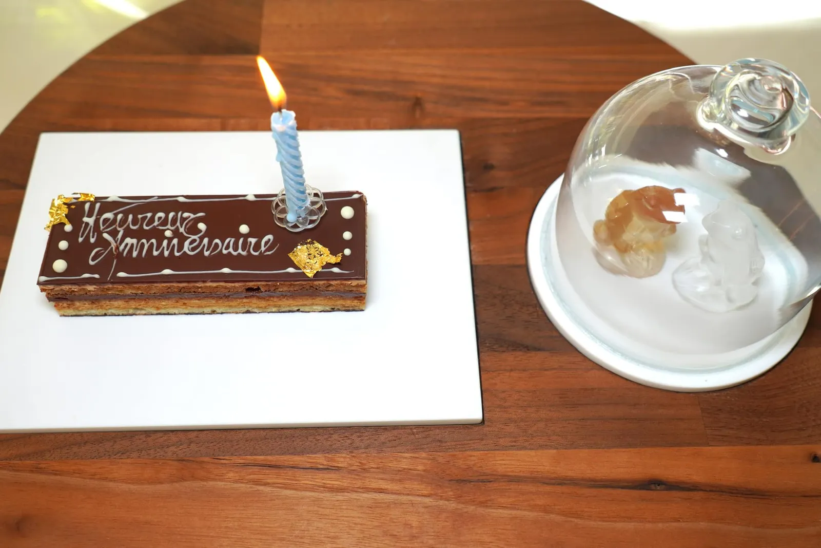 Le gâteau d'anniversaire สำหรับใครที่มาเฉลิมฉลองในโอกาสพิเศษทางร้านจะมอบเค้กที่มีกลิ่นหอมของกาแฟให้อีก 1 จาน
