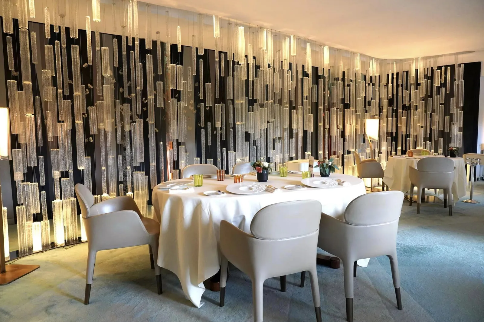 ภายในห้องรับประทานอาหารหลักถูกแบ่งออกเป็นสัดส่วนโดยพื้นที่แรกเรียกว่า Salle à manger ตกแต่งอย่างสวยงามด้วยกำมะหยี่ สักหลาด และผ้าพิมพ์ลายแบรนด์ Hermès การเลือกใช้งาน Origami รูปผีเสื้อและนกฮัมมิงเบิร์ดช่วยเสริมความมีชีวิคชีวาให้ลูกค้าที่นั่งในบริเวณนี้