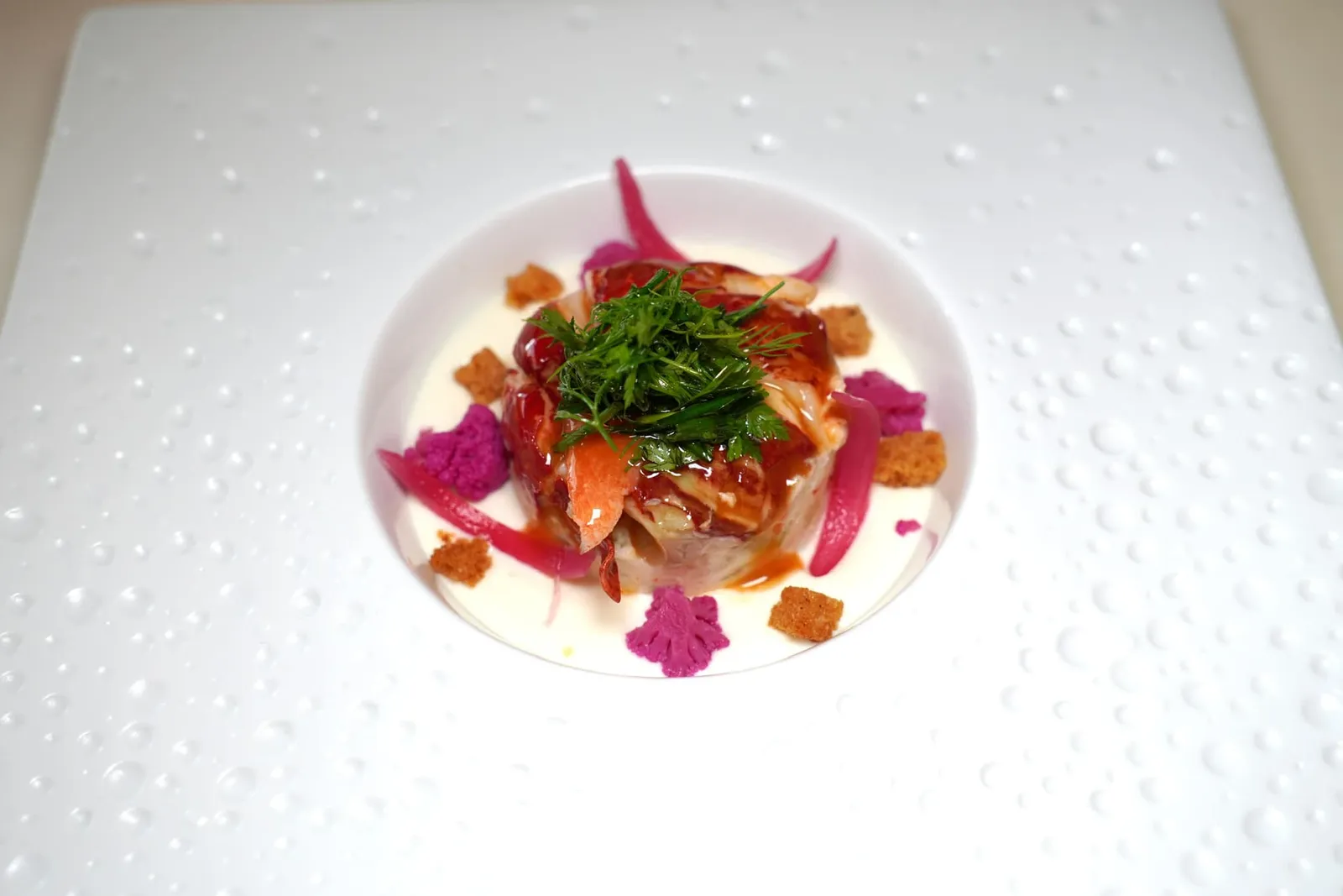 Le homard Breton, chou fleur, pomme verte et céleri กุ้งล็อบสเตอร์จากแคว้น Brittany เนื้อสัมผัสกรอบเด้งสู้ฟัน ด้านล่างรองด้วยเซเลอรี่และแอปเปิ้ลเขียวช่วยเรียกความสดชื่นได้ดี รอบ ๆ คือครีมกะหล่ำดอกและกะหล่ำดอกดองให้รสเปรี้ยวและฉุนนิด ๆ บาลานซ์กันได้อย่างลงตัว (17/20)