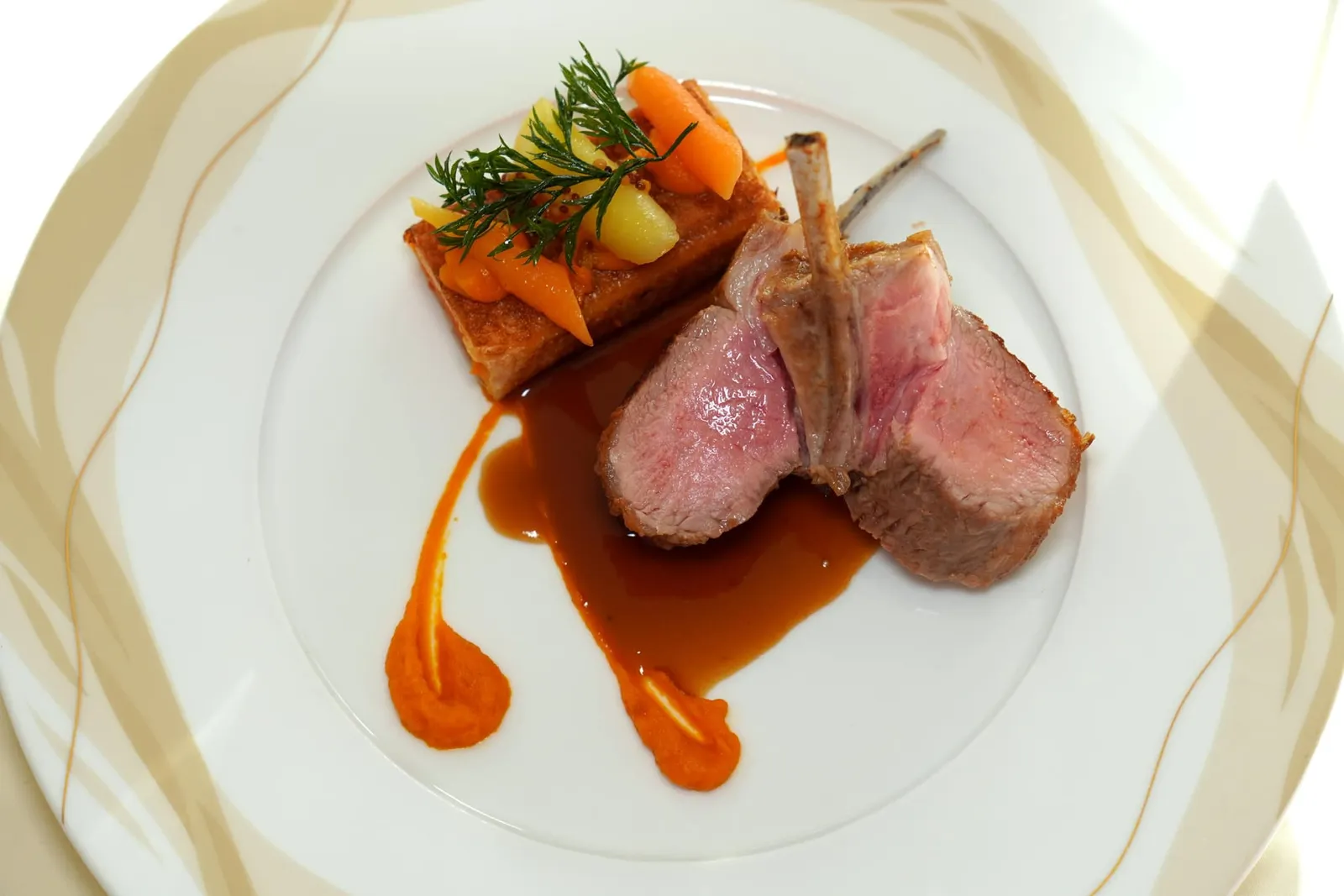 Le carré d'agneau (France) rôti, carottes croustillantes et estragon Agneau de l'Aveyron หรือเนื้อลูกแกะจากแถบ Aveyron ซึ่งเป็นหนึ่งในวัตถุดิบที่มีชื่อเสียงมากที่สุดของประเทศฝรั่งเศส เชฟเลือกใช้ส่วนซี่โครงเสิร์ฟมาที่ความสุกพอเหมาะเพื่อคงไว้ซึ่งความฉ่ำของเนื้อแกะ ข้างกันคือแครอทเสิร์ฟมาในหลากหลายรูปแบบที่แตกต่างกันทั้งชิ้นแครอท, Purée และ Croustillant ด้านบนยังมีทาร์รากอนเติมแต่งสีสันของจานให้ดูน่าลิ้มลองมากยิ่งขึ้น (17/20)