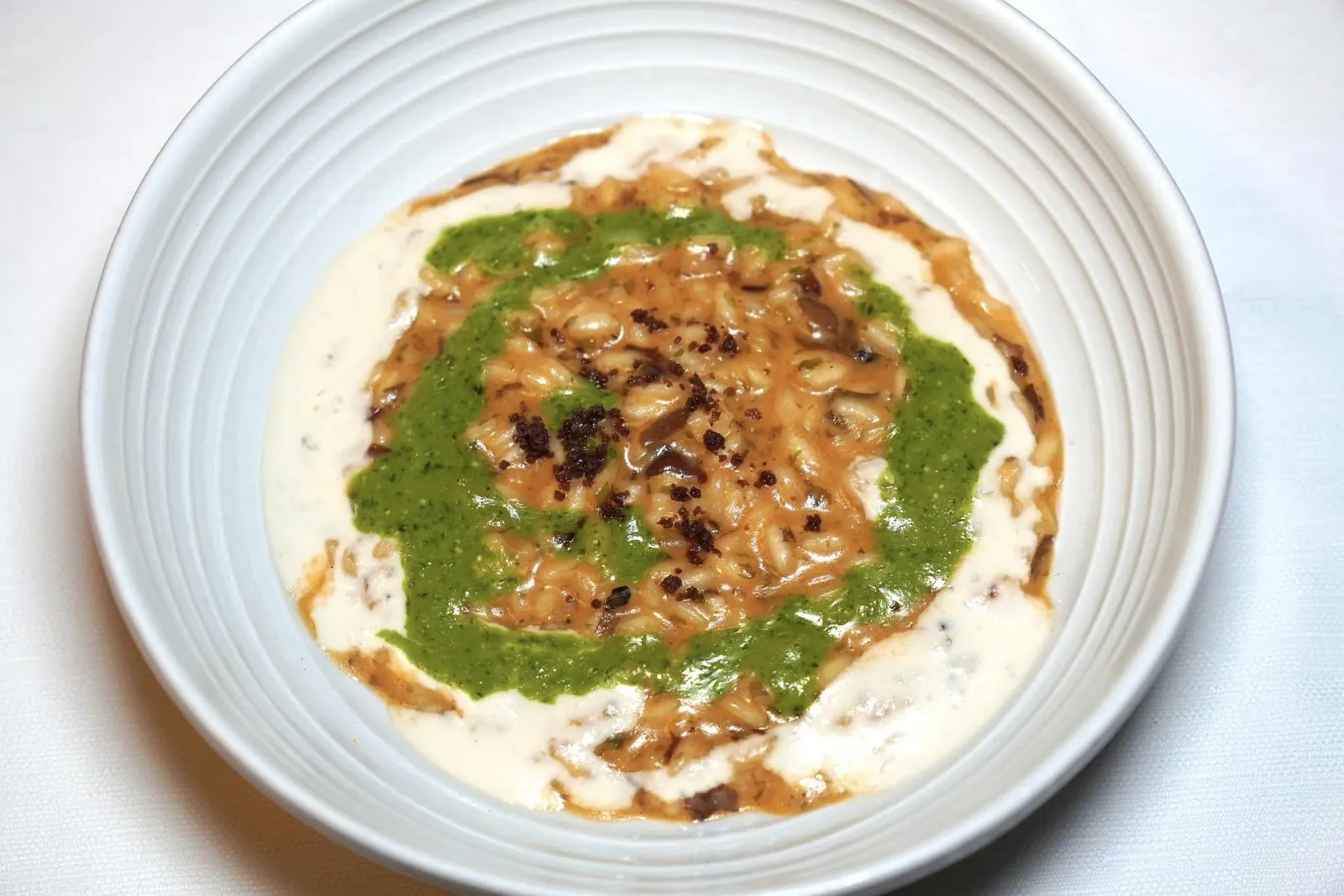 Risotto Liguria-Toscana con salsa al caciucco e basilico ข้าว Risotto ที่เชื่อมองค์ประกอบจาก 2 ภูมิภาคเข้าไว้ด้วยกัน องค์ประกอบแรกคือ Caciucco Sauce ซึ่งเป็นตัวแทนของแคว้น Tuscany เตรียมมาจากสตูว์ปลาท้องถิ่นของเมือง Livorno ซึ่งตั้งอยู่ริมฝั่งทะเล Mediterranean ถัดมาคือ Pinoli Milk หรือนมที่เตรียมมาจากเมล็ดสนและองค์ประกอบของ Basilico หรือใบเบซิลซึ่งเป็นตัวแทนของแคว้น Liguria ผสมผสานรสชาติกันมาได้อย่างลงตัว ด้านบนท็อปด้วย Olive Dust ช่วยเติมแต่งกลิ่นให้หอมมากยิ่งขึ้น (15/20)