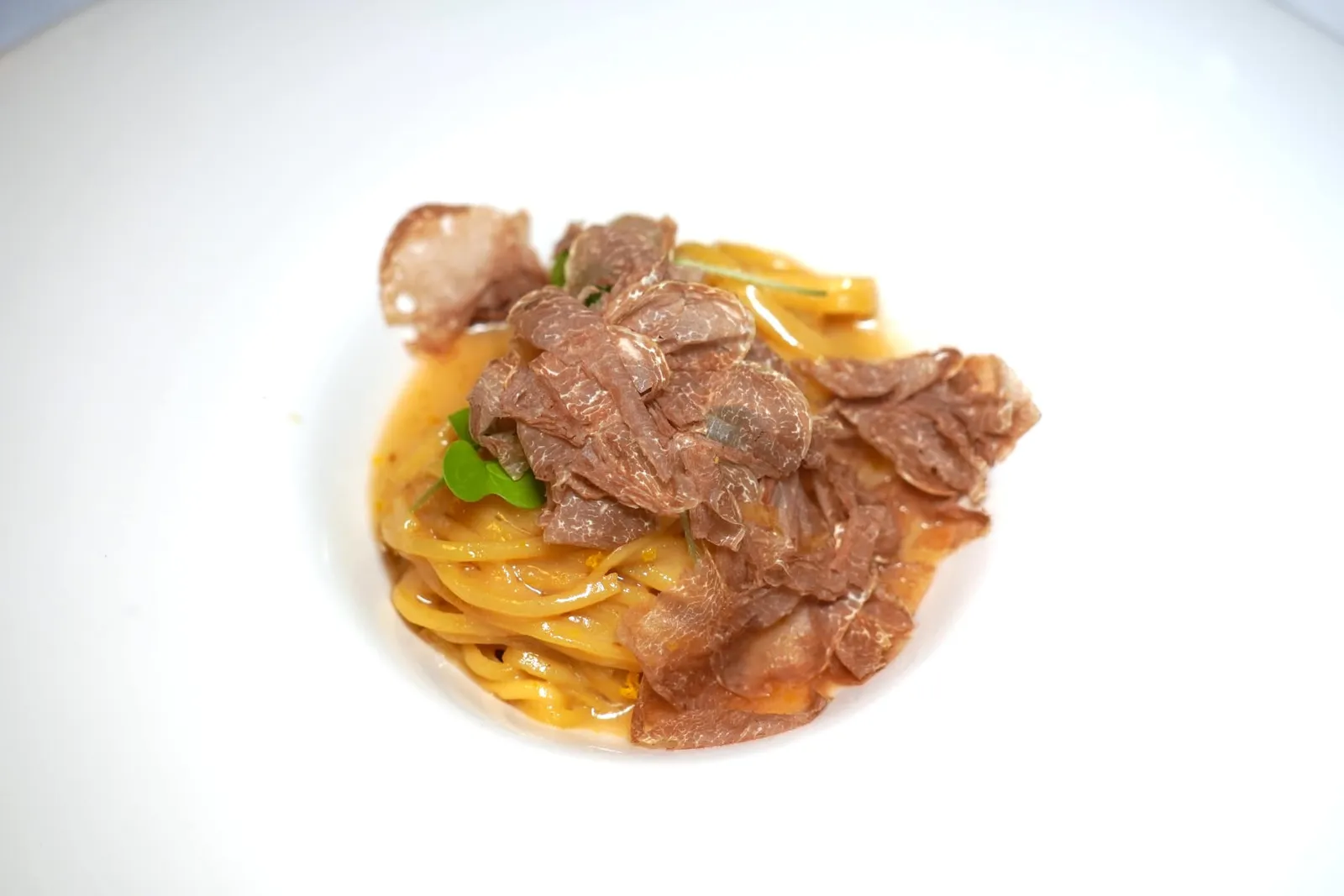 Tagliolini al tartufo bianco di Alba (40 € supplement) ในจานคือพาสต้าเส้น Tagliolini ปรุงกับเนยรมควัน ด้านบนท็อปด้วย White Truffle คุณภาพสูงสไลซ์บาง นอกจากนี้ยังมีความสดชื่นของ Mint Reduction อีกด้วย (15/20)