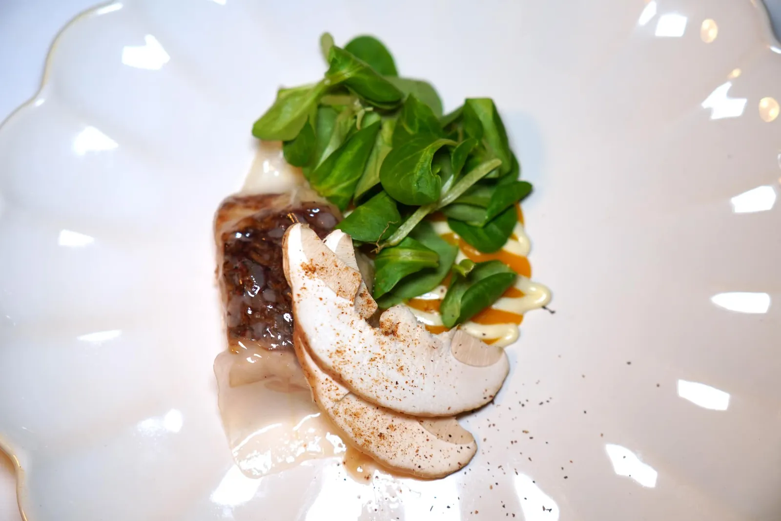Pescato del giorno al BBQ, zucca arrostita, funghi e lardo di colonnata Ricciola หรือปลา Amberjack พันห่อด้านนอกด้วย Lardo di Colonnata ให้ความเค็มที่กลมกล่อมลงตัว นอกจากนี้ยังมีครีมฟักทองเผา เห็ดพอชินี่และ Valeriana Salad (14/20)