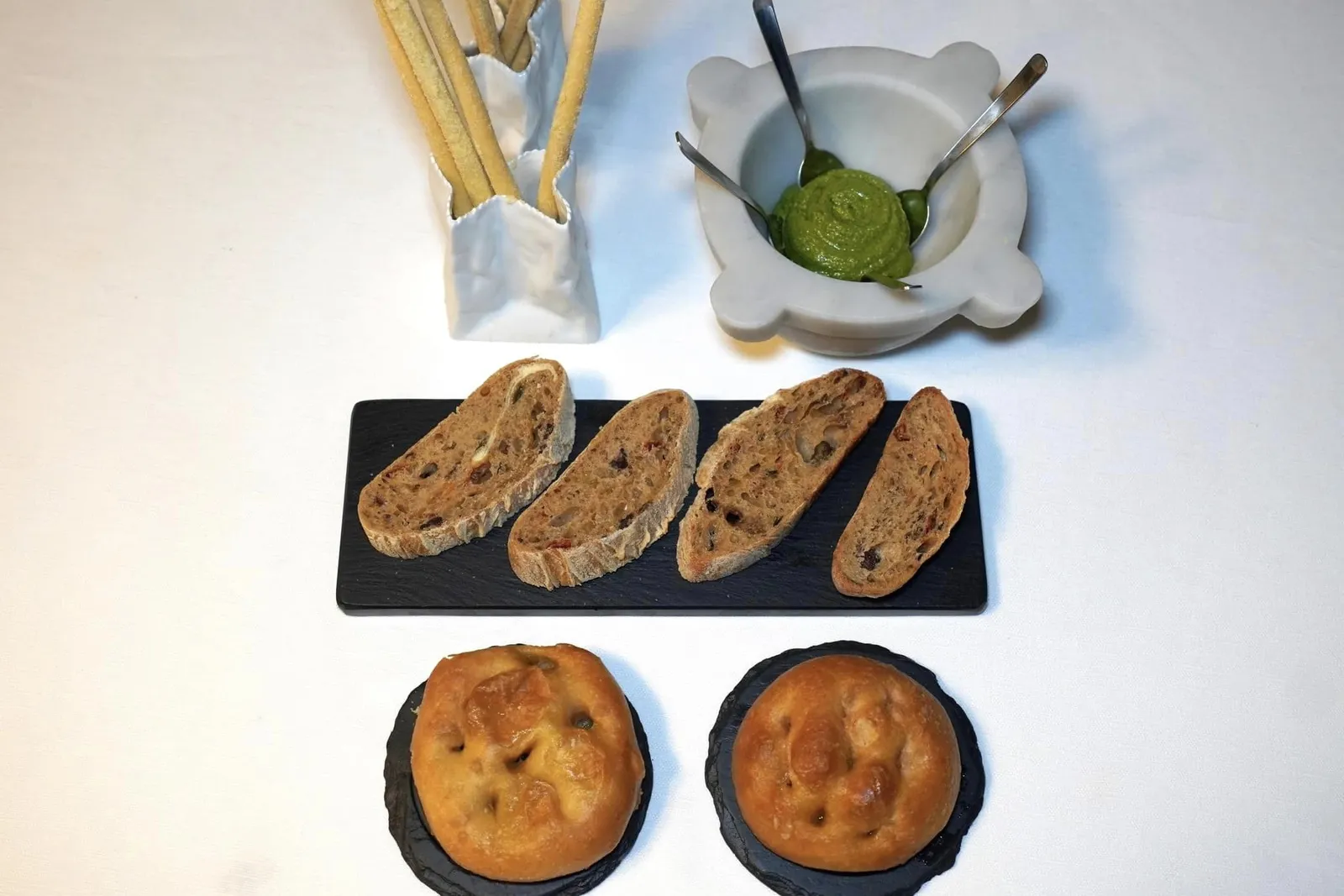 Pane Focaccia alla Genovese ขนมปังท้องถิ่นที่มีต้นกำเนิดมาจากแถบ Genoa แคว้น Liguria, Bread with Caper and Tomato และ Grissini ที่เตรียมมาจากเนย อย่างไรก็ตามไฮไลท์คือ Pesto ที่เตรียมมาได้อย่างไร้ที่ติ เนื้อสัมผัสเนียน ละมุน หอม โดดเด่นมาก ๆ