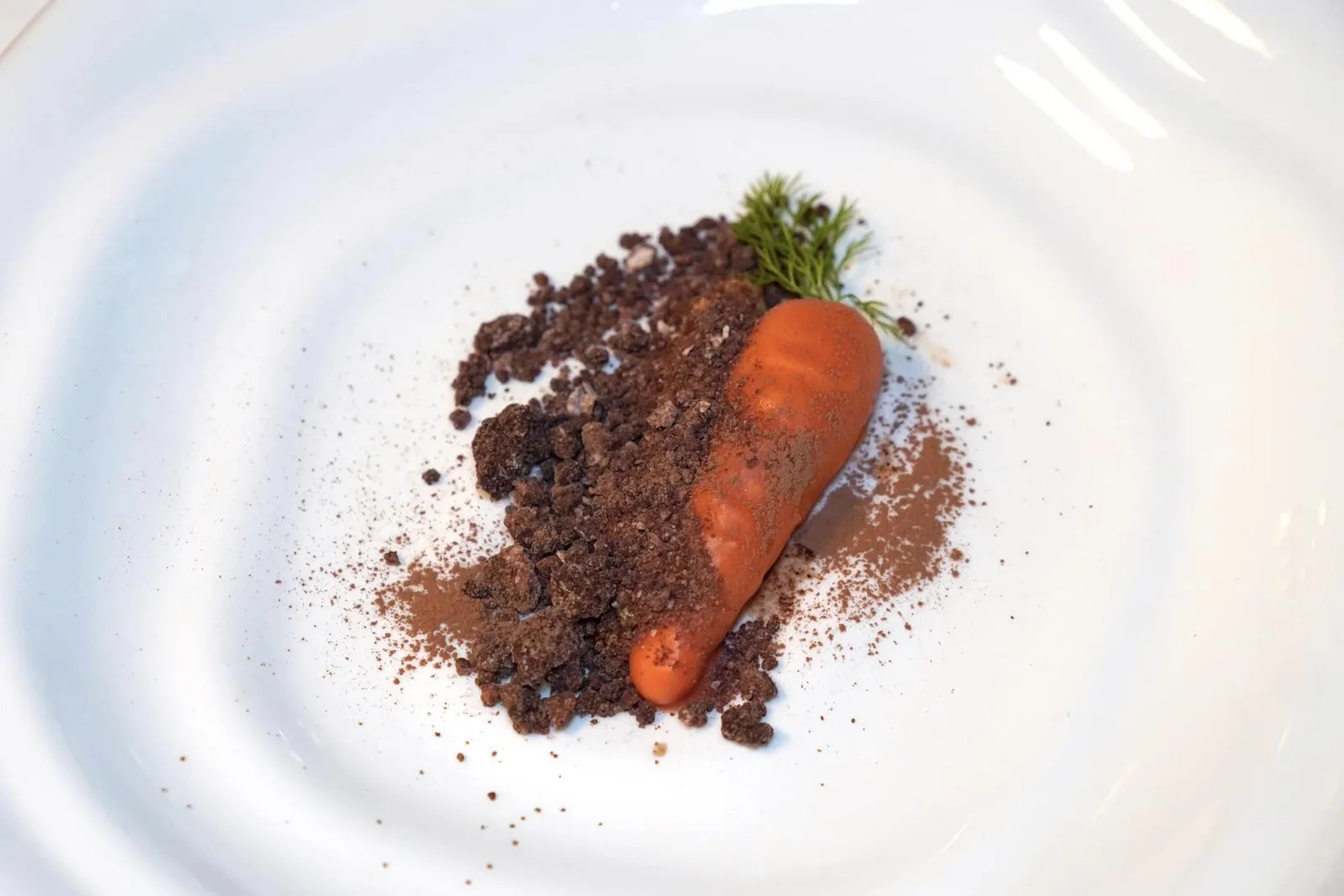 Carota, mandorla e terra di cioccolato ของหวานจานหลักคือแครอทเสิร์ฟมาในลักษณะขอว Ganache ตรงกลางคือ Purée แครอทหวาน ๆ ข้าง ๆ กันคือช็อกโกแลตครัมเบิ้ลและอัลมอนด์ครีม (14/20)