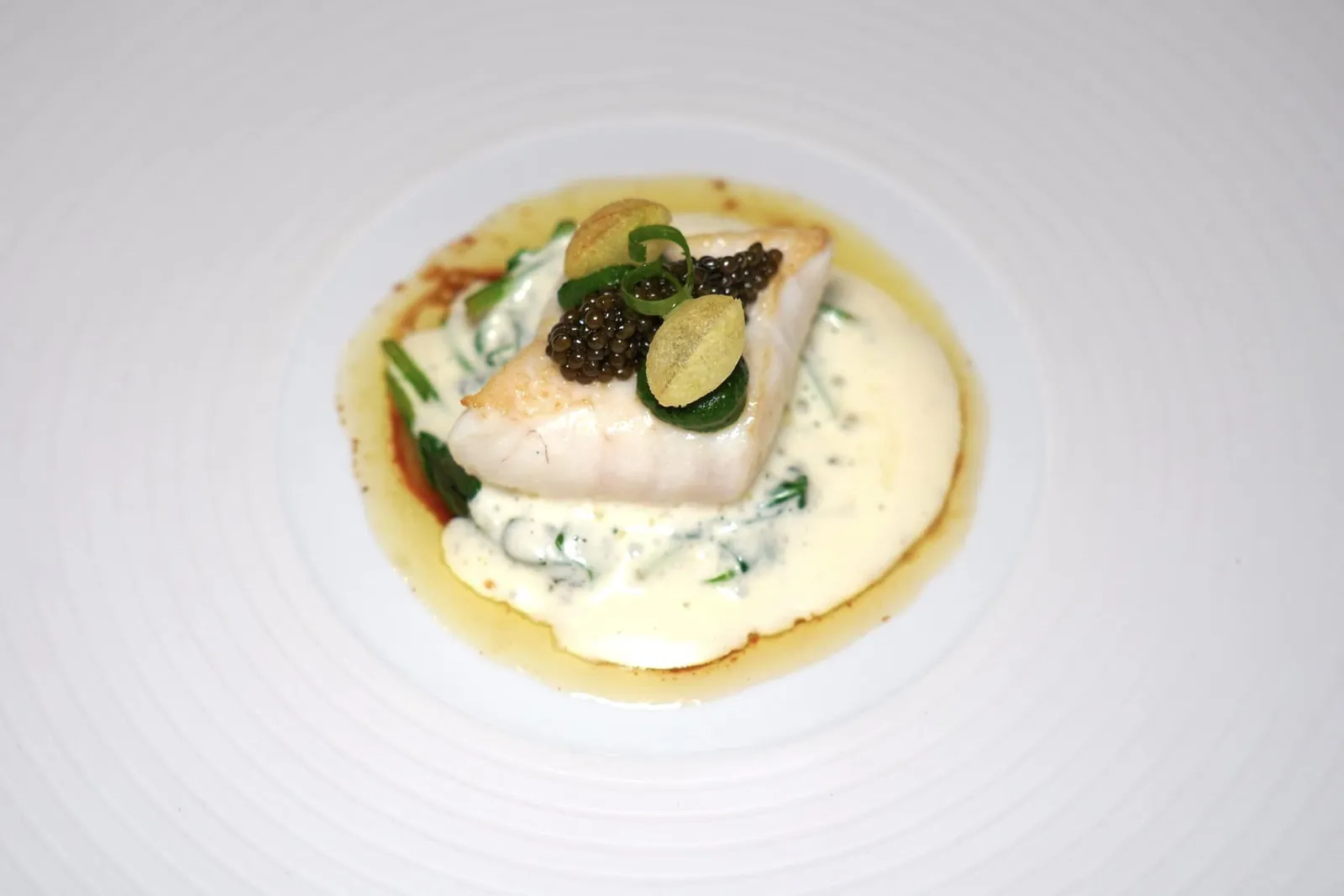 🥄 COURSES St. Pierre with Imperial Caviar, Spinach and Potato Foam Saint Pierre หรือปลา John Dory ให้เนื้อสัมผัสสู้ฟันเล็กน้อย ด้านบนท็อปด้วย Imperial Caviar ให้ความเค็มที่กลมกล่อมมาตัดกันกับความครีมมี่ของโฟมมันฝรั่ง ด้านล่างรองด้วยผักปวยเล้งกรอบนอกแต่ตรงกลางนุ่มเคี้ยวง่าย นอกจากนี้ยังมีแผ่นกรอบรูปใบไม้เตรียมมาจากมันฝรั่งและครีมผักโขมอีกด้วย (16/20)