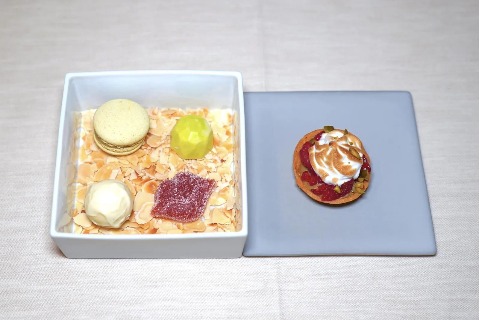 🥄 PASTRY ปิดท้ายด้วยของหวานจิ๋วต่าง ๆ คือ Pistachio-Salted Caramel-Praliné, Raspberry-Vanillia- Praliné, Pistachio-Macaron, Raspberry Pâte de Fruits และ Raspberry-Pistachio-Tartelett