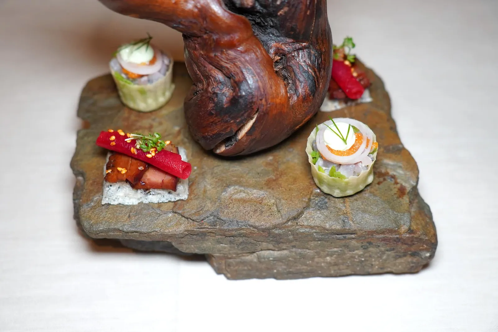 🥄 APPETIZER Romain Paste with Lake Cisco and Cisco Caviar เพสต์ผักกาดโรเมนจับคู่มากับเนื้อปลา Cisco สับ นอกจากนี้ยังมีองค์ประกอบของไข่ปลา Cisco อีกด้วย (17/20) Rice Waffle with Pork Belly, Umeboshi Plum, Radish and Sesame Seeds แผ่นข้าวเกรียบกรอบจับคู่มากับหมูส่วนสามชั้นเคี้ยวสู้ฟันนิด ๆ เราสามารถสัมผัสได้ถึงความเปรี้ยวของอุเมะโบชิด้านบนท็อปด้วยแรดิชและงาขาวกรอบ ๆ (17/20)