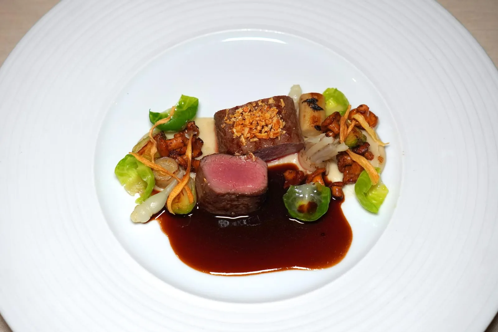 🥄 COURSES Saddle of Venison with Salsify, Chanterelles and Brussels Sprouts Saddle หรือเนื้อส่วนหลังของกวางเสิร์ฟมาที่ความสุกพอเหมาะและมีเนื้อสัมผัสที่นุ่มไร้ที่ติตัดกันกับความกรอบของชิ้นหมู รอบ ๆ คือผัก Brussels Sprouts ที่ใส่มาเพื่อเพิ่มความกรอบแต่กลับไร้ซึ่งรสชาติที่ขมจนเกินไป เห็ด Chanterelles มีความนุ่มหนึบ ยังมี Salsify ให้ Earthy Aroma เล็กน้อย สุดท้ายคือการราดซอส Jus รสชาติเข้มข้นลงไปนั่นเอง (18/20)