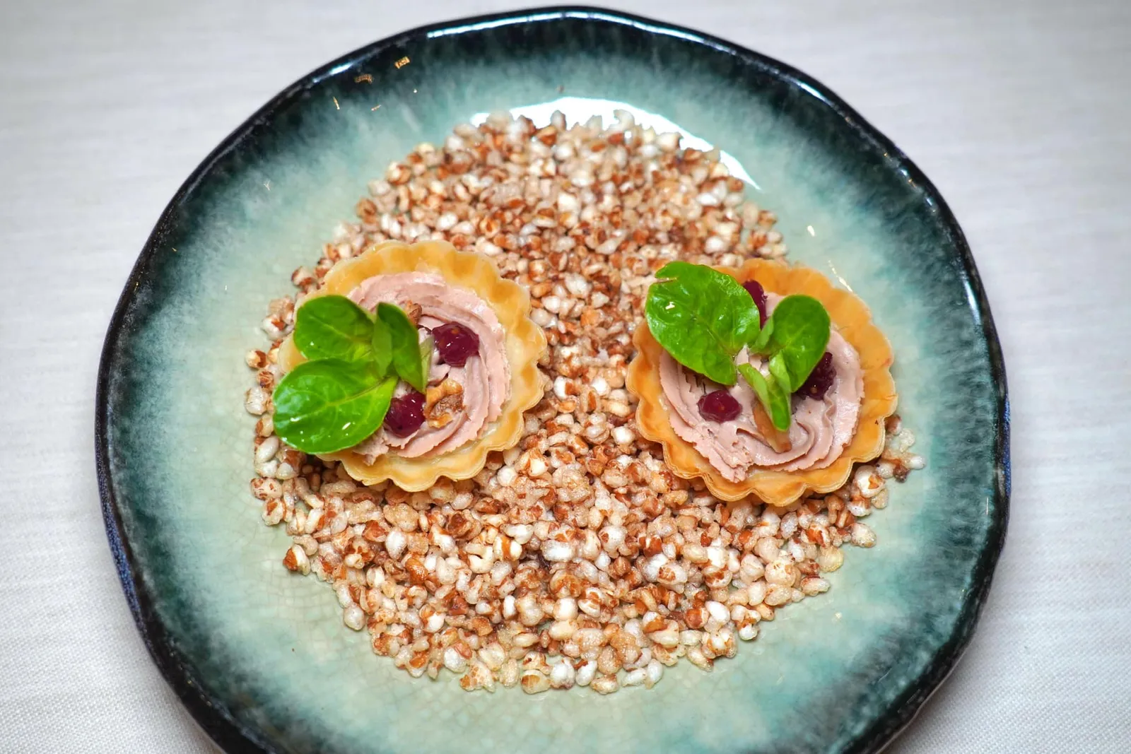 🥄 APPETIZER Tarlet with Liver Parfait, Fig and Walnut เริ่มต้นด้วยทาร์ตเล็ตบรรจุพาเฟ่ต์เนื้อเนียน เชฟเสริมด้วยความหวานที่ได้จากมะเดื่อฝรั่งและความกรอบของถั่ววอลนัท (17/20)