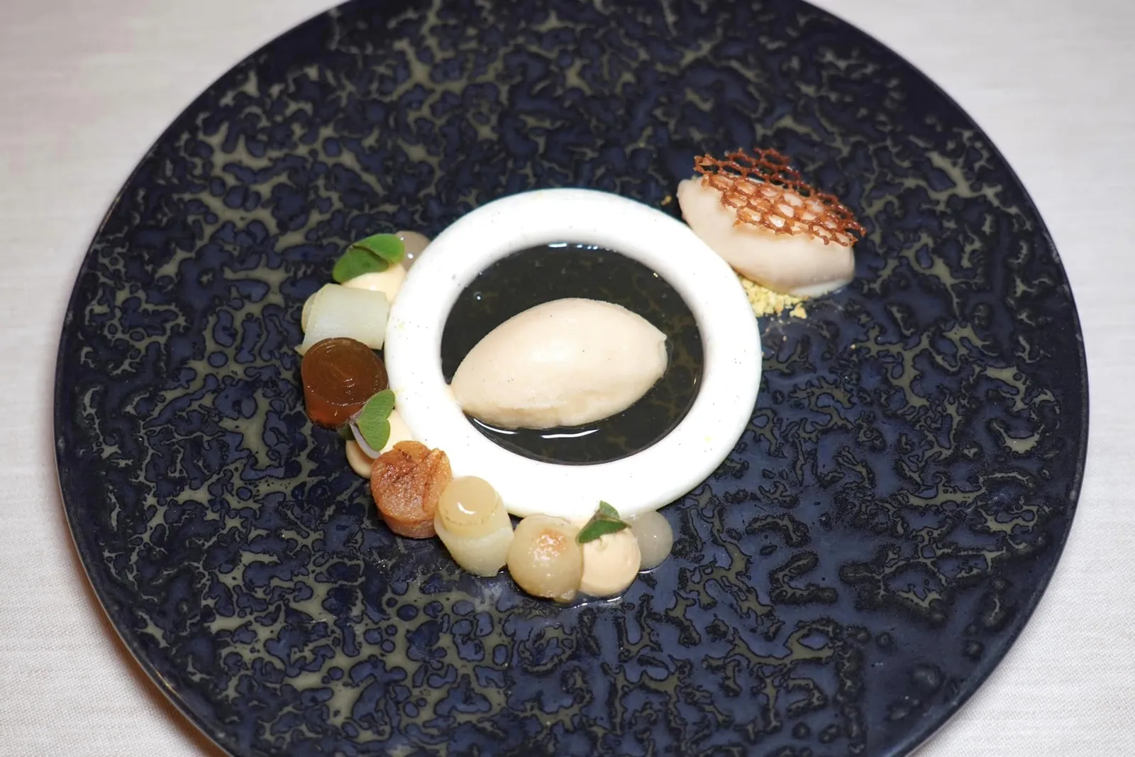 🥄 COURSE Quince, Pear and Apple with Curd Cheese Mousse ของหวานในวันนี้คือ Curd Cheese Mousse นุ่มเนียนจับคู่กับ Quince Sorbet ตรงกลางและ Apple Sorbet ฝั่งขวามือ ตัวซอสเตรียมมาจาก Caramelized Quince สุดท้ายคือลูก Pear นำเสนอมาในหลากหลาบรูปแบบและเนื้อสัมผัส (17/20)