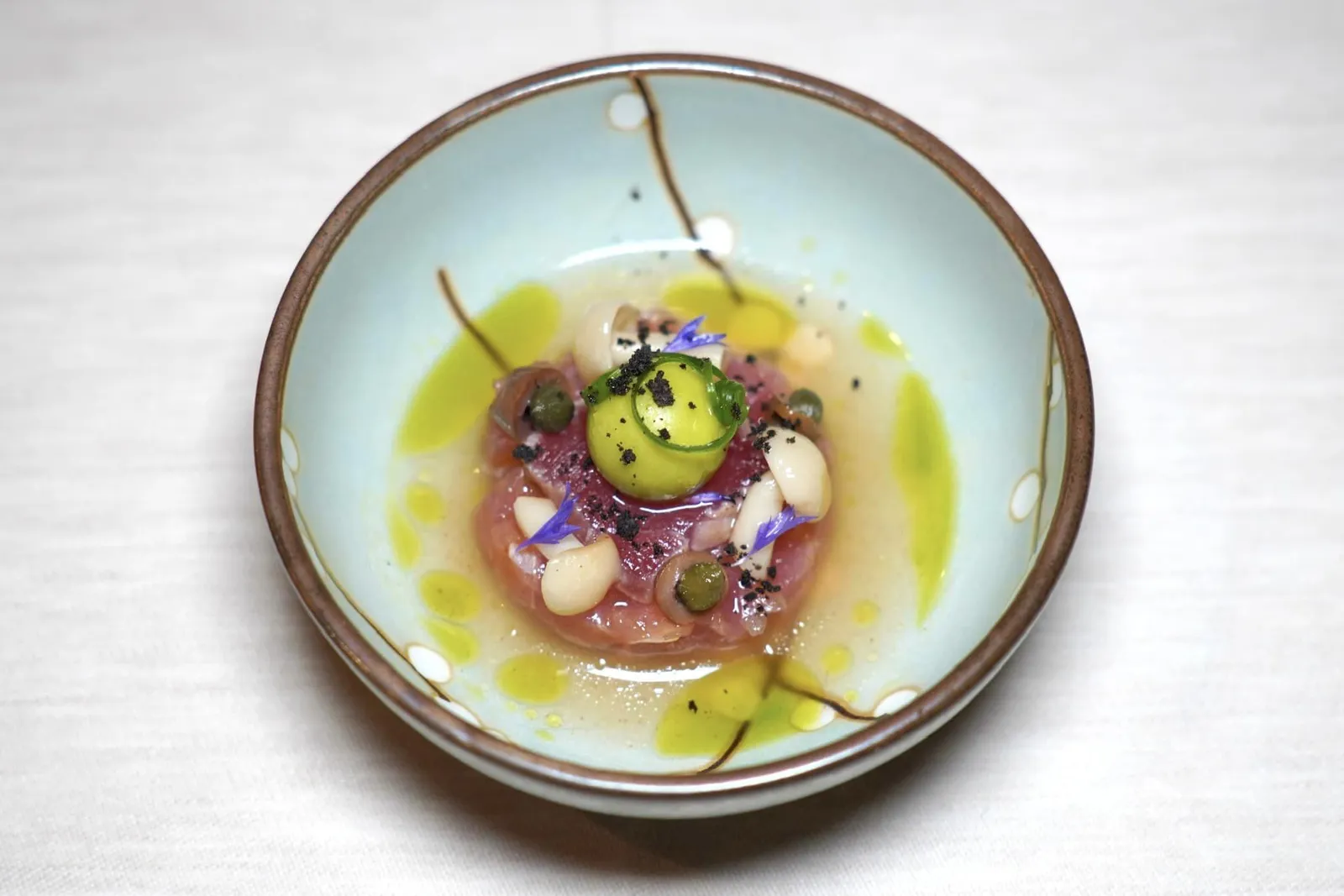 🥄 AMUSE GEUELE Tuna with Olive, Capers and Lemon ปลาทูน่าสับมาเป็นทาทาร์จับคู่กับปลาทูน่าเผาเชฟท็อปด้านบนด้วยเห็ดและองค์ประกอบของเคเปอร์รวมไปถึงมะกอก นอกจากนี้ยังตัดรสชาติด้วยความเปรี้ยวของเลมอน (16/20)