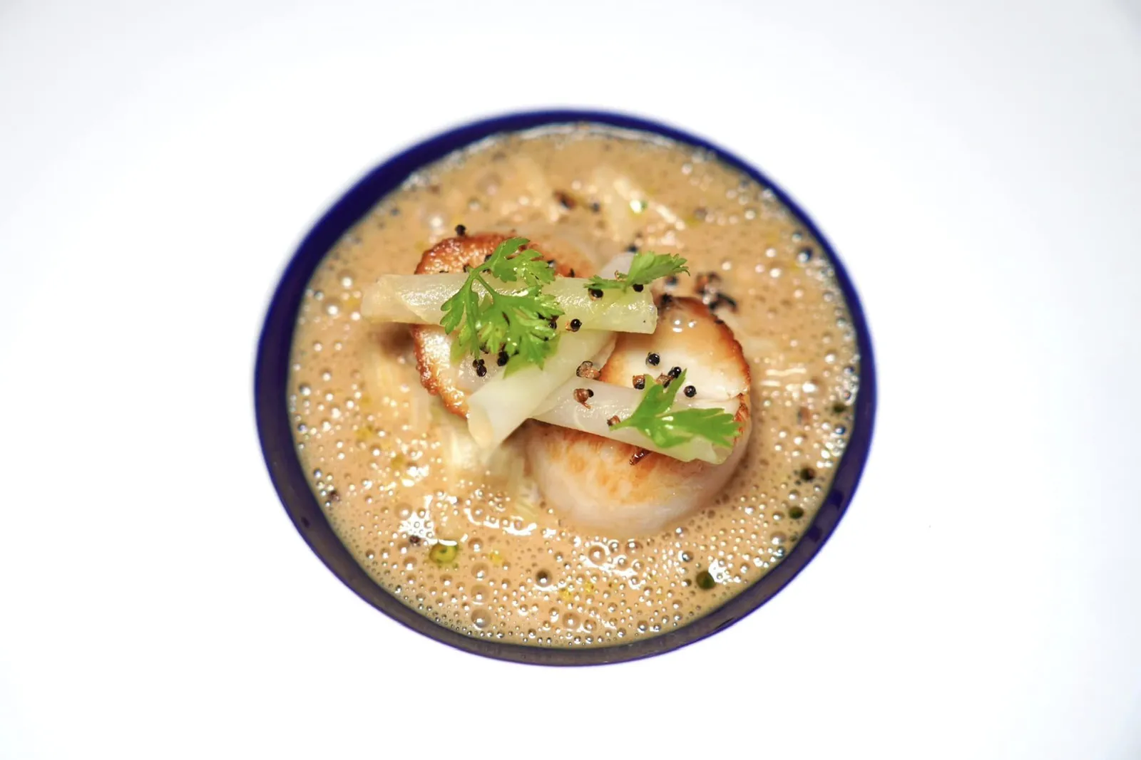 🥄 COURSES Scallops with Kohlrabi, Chervil and Lobster Foam หอยเชลล์ยักษ์จากประเทศฝรั่งเศสเตรียมมาแบบสุกกำลังดี เนื้อสัมผัสสู้ฟันเล็กน้อย เชฟจับคู่มากับความกรอบที่ได้จาก Kohlralbi และความเปรี้ยวของการดอง ด้านบนคือผัก Chervil ให้อโรมาหอมเฉพาะตัส สุดท้ายเชฟตัดด้วยรสชาติความขมและครีมมี่ของโฟมล็อบสเตอร์ได้อย่างลงตัว (16/20)