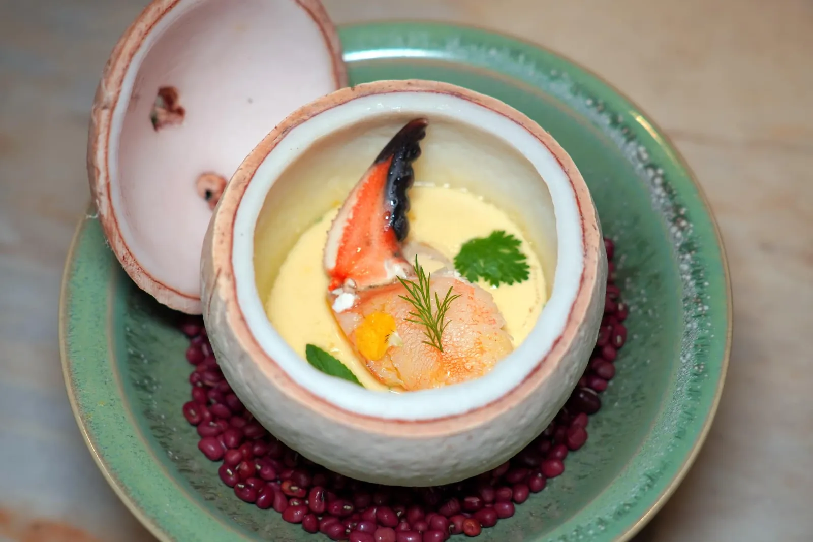 COCONUT BÁNH FLANSteamed egg, crab, scallop, shitakeBáhn Flan หรือไข่ตุ๋นเวียดนามที่มีส่วนผสมของมะพร้าวให้รสชาติและกลิ่นเป็นเอกลักษณ์ของตัวเองแตกต่างไปจาก Chawanmushi ของญี่ปุ่น ด้านบนท็อปด้วยก้ามปูทะเลชิ้นโต ด้านในยังประกอบไปด้วยผัก เห็ดหอม และหอยเชลล์อีกด้วย (14/20)