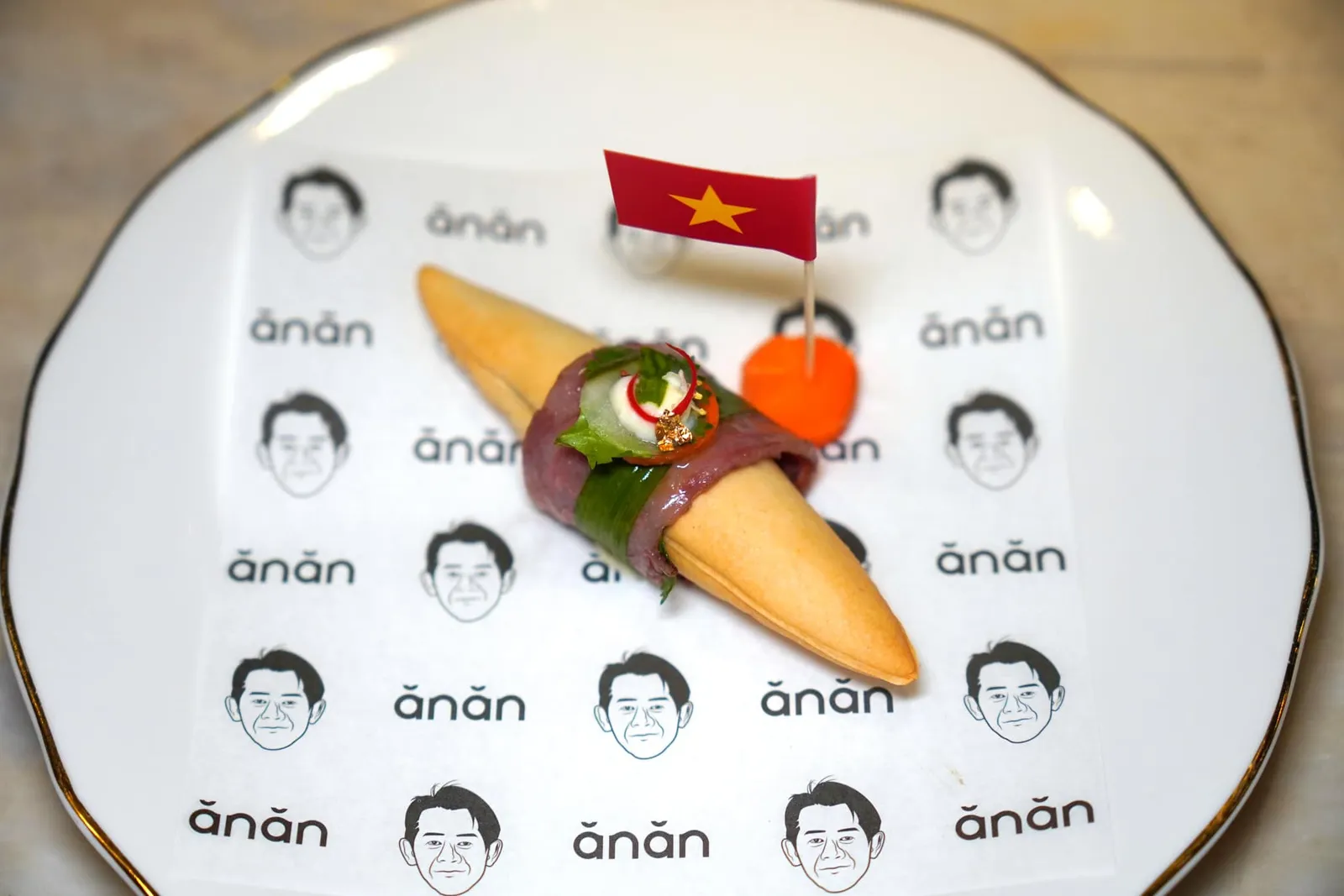 LE PETIT BÁNH MÌPâté, A5 wagyu, air baguetteBánh Mì เป็นเมนูสตรีทฟู้ดที่ได้รับความนิยมมากและพบได้ทั่วไปในประเทศเวียดนาม เชฟ Peter Cuong Franklin ได้หยิบเมนูนี้มาตีความใหม่โดยใช้เทคนิคที่คิดค้นขึ้นโดยเชฟ Ferran Adrià แห่งห้องอาหาร elBulli มีลักษณะเป็นขนมปัง Air Baguette เบากรอบ ด้านในบรรจุครีม Pâté ผสมผสานไปกับอูนิหรือหอยเม่น รอบ ๆ พันล้อมด้วยเนื้อวัววากิวระดับ A5 ตัดด้วยความกรอบของแตงกวาที่ด้านบน (15/20)