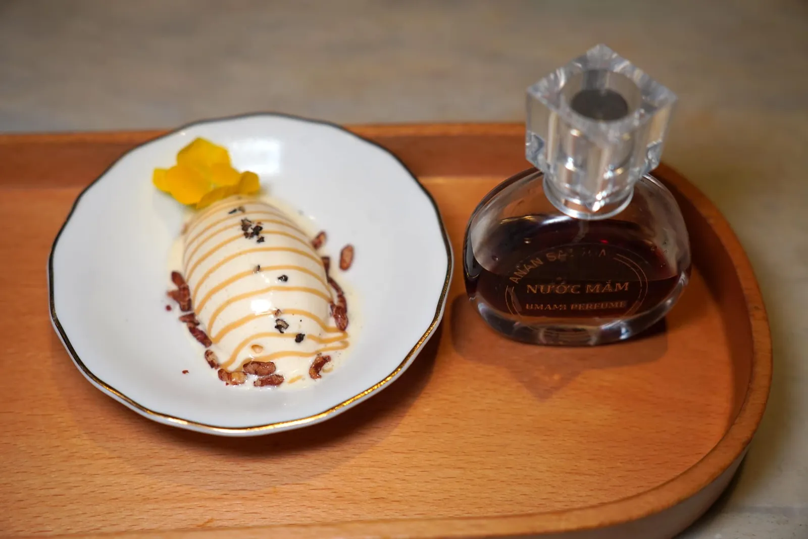 FISH SAUCE ICE CREAM (230,000 VND++)Vanilla, fish sauce caramel, Phu Quoc pepper, Nước Mắm Perfumeไอศกรีมวานิลลาราดด้วยซอสน้ำปลาคาราเมลแล้วปรุงแต่งกลิ่นด้วยพริกไทย Phu Quoc Pepper จากนั้นพนักงานจะพ่นสเปรย์น้ำปลา Nước Mắm ลงไปเพื่อเติมแต่งกลิ่น (14/20)