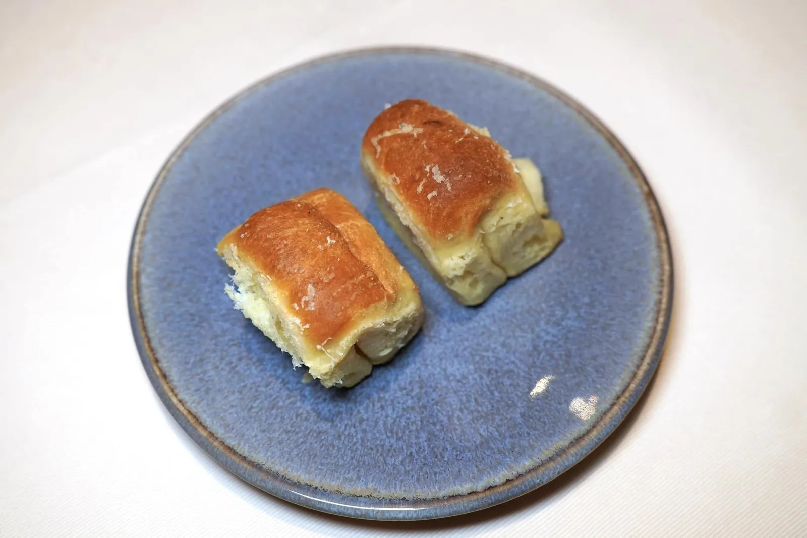 Parmigiano Cheese Briocheระหว่างมื้อพนักงานจะจัดเสิร์ฟขนมปังบริยอชที่เตรียมมาจากชีส Parmigiano นุ่ม ๆ หอมละมุน