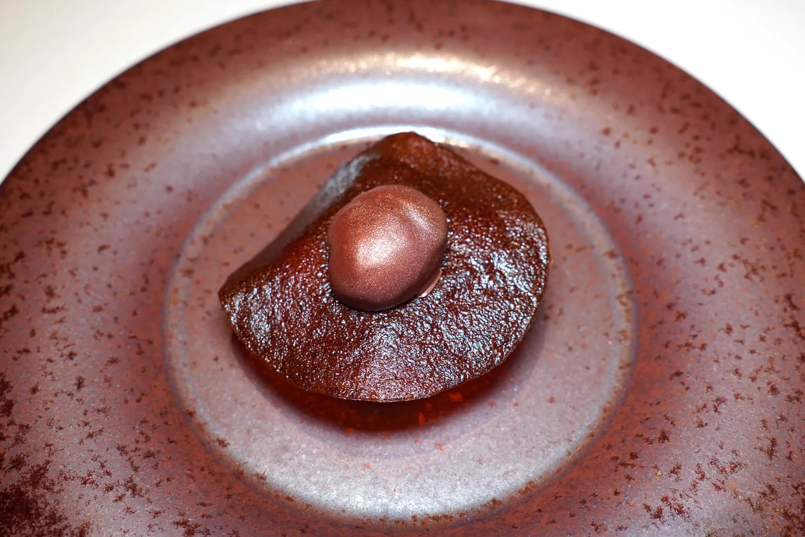 Brown cakeของหวานจานสุดท้ายคือเกาลัดและลูกแพร์นำเสนอมาในหลากหลายเนื้อสัมผัส ด้านล่างเป็นบิสกิตนุ่ม ๆ ที่เตรียมมาจากเกาลัดจับคู่มากับลูกแพร์ในลักษณะของซอร์เบท์และเจลลี่ (19/20)
