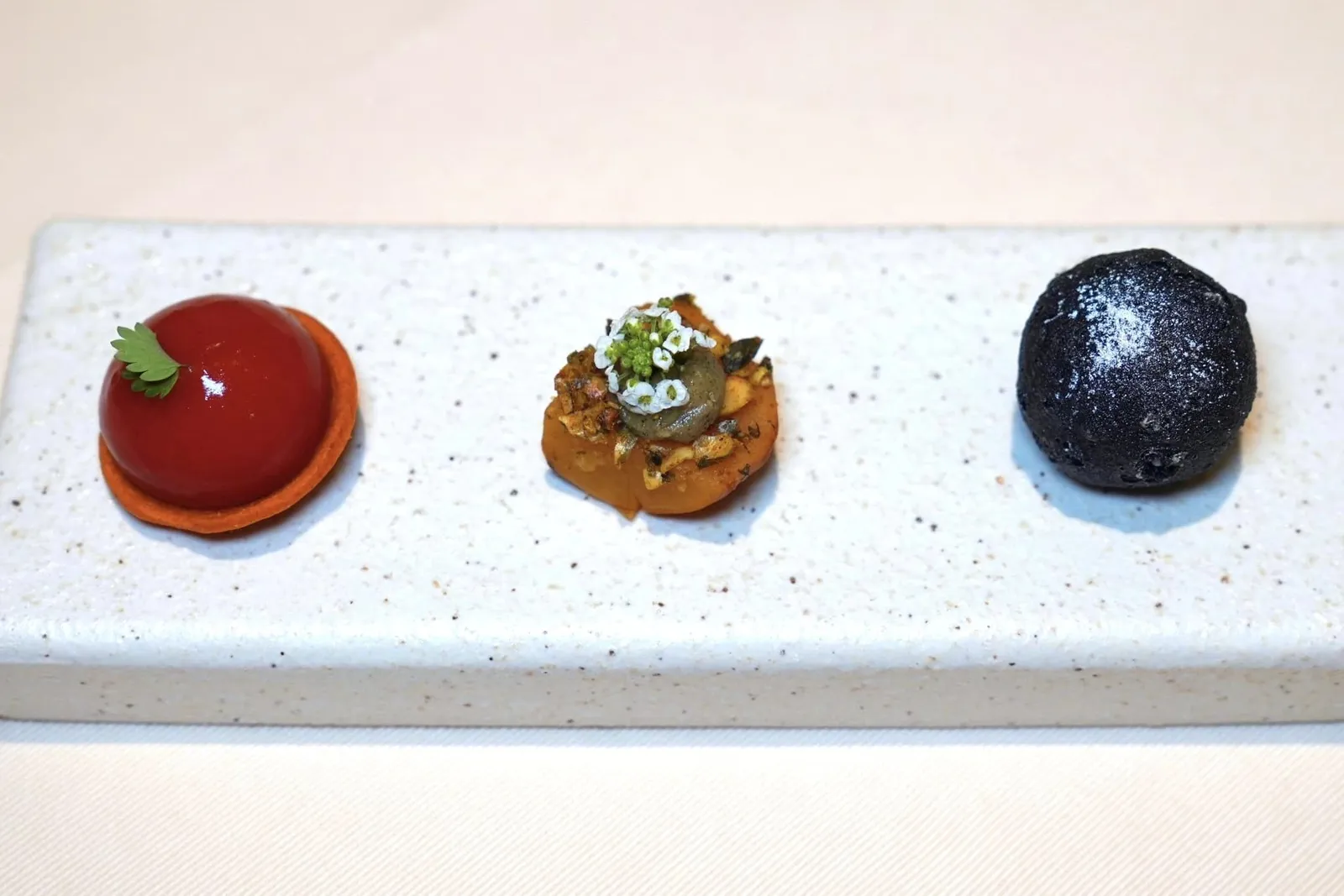 Amuse-boucheAmuse-bouche เรียงจากซ้ายไปขวาเริ่มต้นด้วย Beignet ที่เตรียมมาจากชีสสด (Fresh cheese) และชีสรมควัน (Smoked cheese) ตรงกลางคือเยรูซาเล็มอาร์ติโชคที่ผ่านการดองในโฟมแซฟฟรอน ชิ้นสุดท้ายฝั่งซ้ายมือคือทาร์ตเล็ตที่เตรียมมาจากมะเขือเทศทอปด้านบนด้วย Peperonata sphere โดย Peperonata เป็นอาหารท้องถิ่นที่เตรียมมาจากพริกหวาน มะเขือเทศ และกระเทียมซึ่งจะแตกระเบิดออกในปากขณะเคี้ยว (17/20)