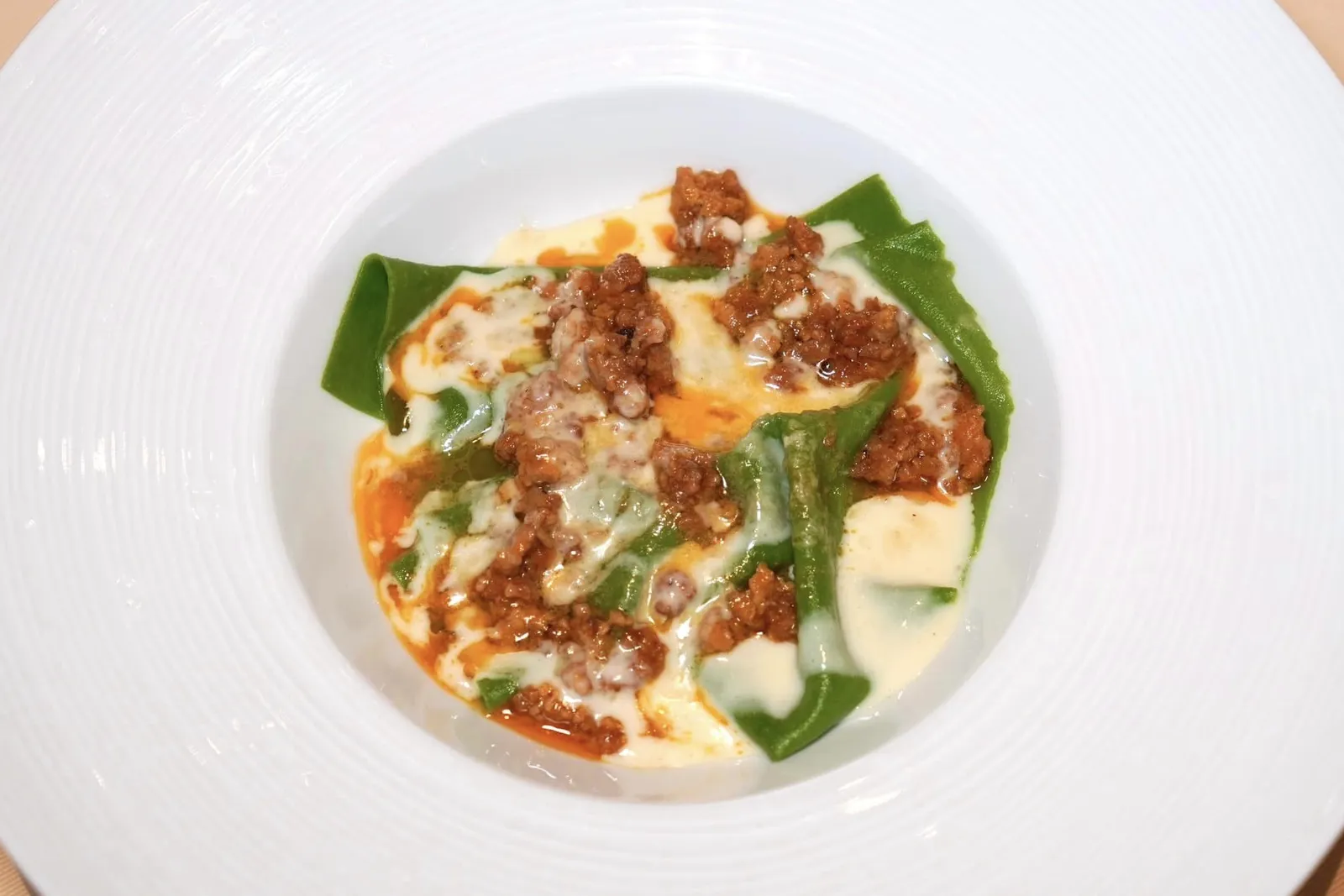 Green lasagna, celeriac bechamel sauce, white pheasant ragout and smoked marrowGreen Lasagna เป็นพาสต้าโฮมเมดที่ได้สีเขียวมาจาก Spinach หรือผักปวยเล้ง เชฟคลุกเคล้ามากับซอสรากูของ White Pheasant หรือสัตว์ในตระกูลไก่ฟ้า ด้านบนคือครีมที่เตรียมมาจากไขกระดูกย่างให้กลิ่นหอมที่โดดเด่น (17/20)