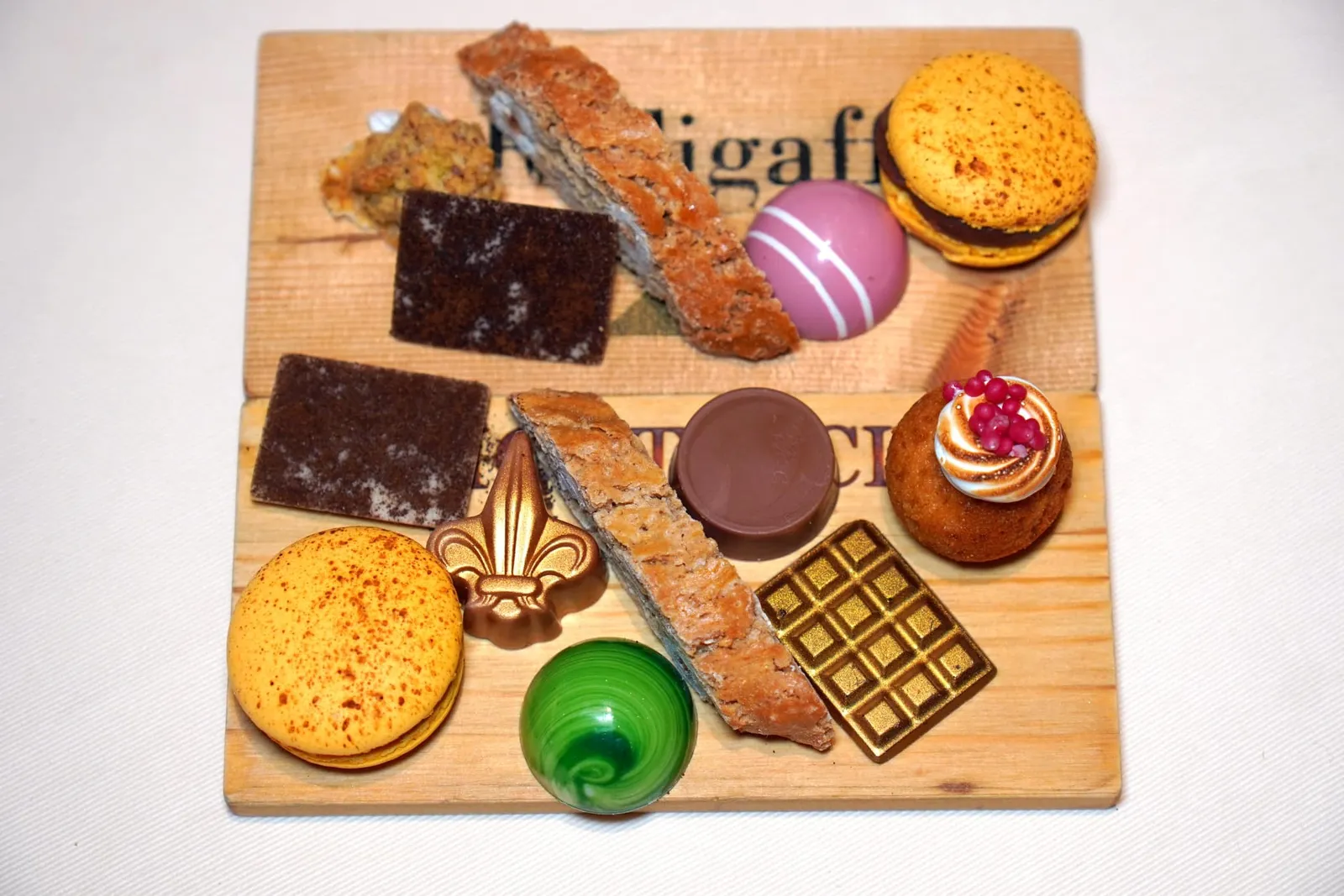 Petit-fourพนักงานจะจัดมาใส่จานโดยคำที่เราชอบอย่างเช่น Tuscan cantucci, Apple and cinnamon macaron, Venezuela chocolate 72 %, Extravirgin olive oil lemon cointreau (orange liqour) เป็นต้น