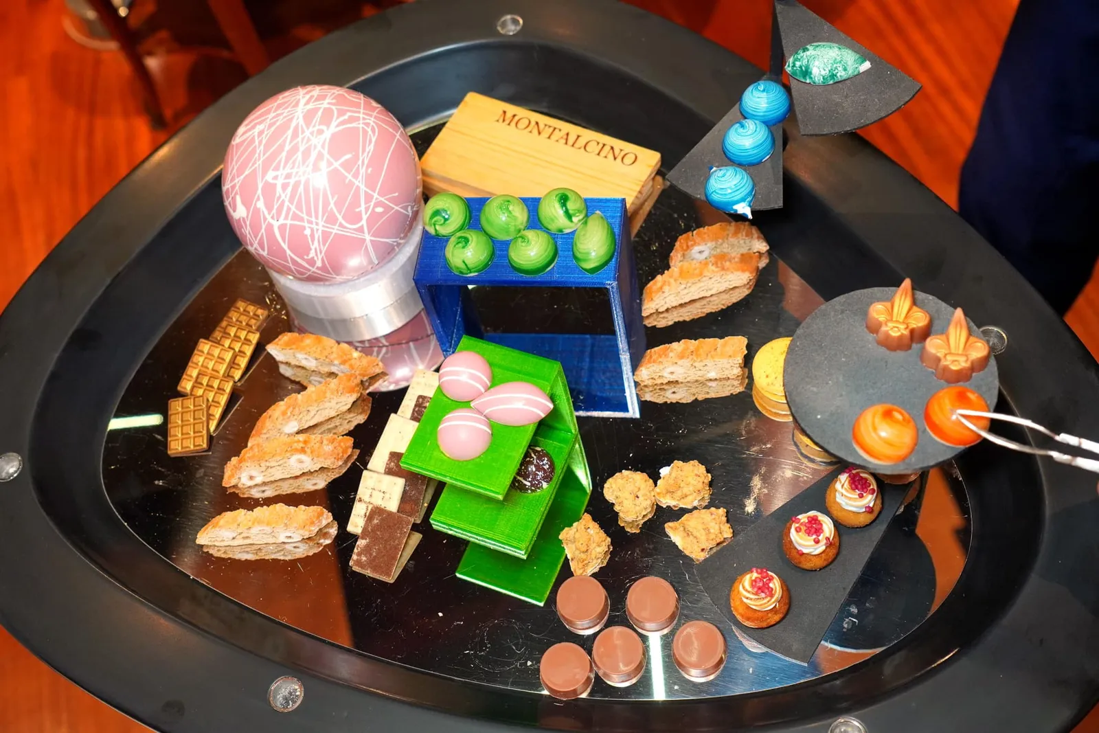 Petit-fourปิดท้ายด้วยขนม Petit fours หลากหลายอย่างให้เลือกกันได้ตามใจชอบ