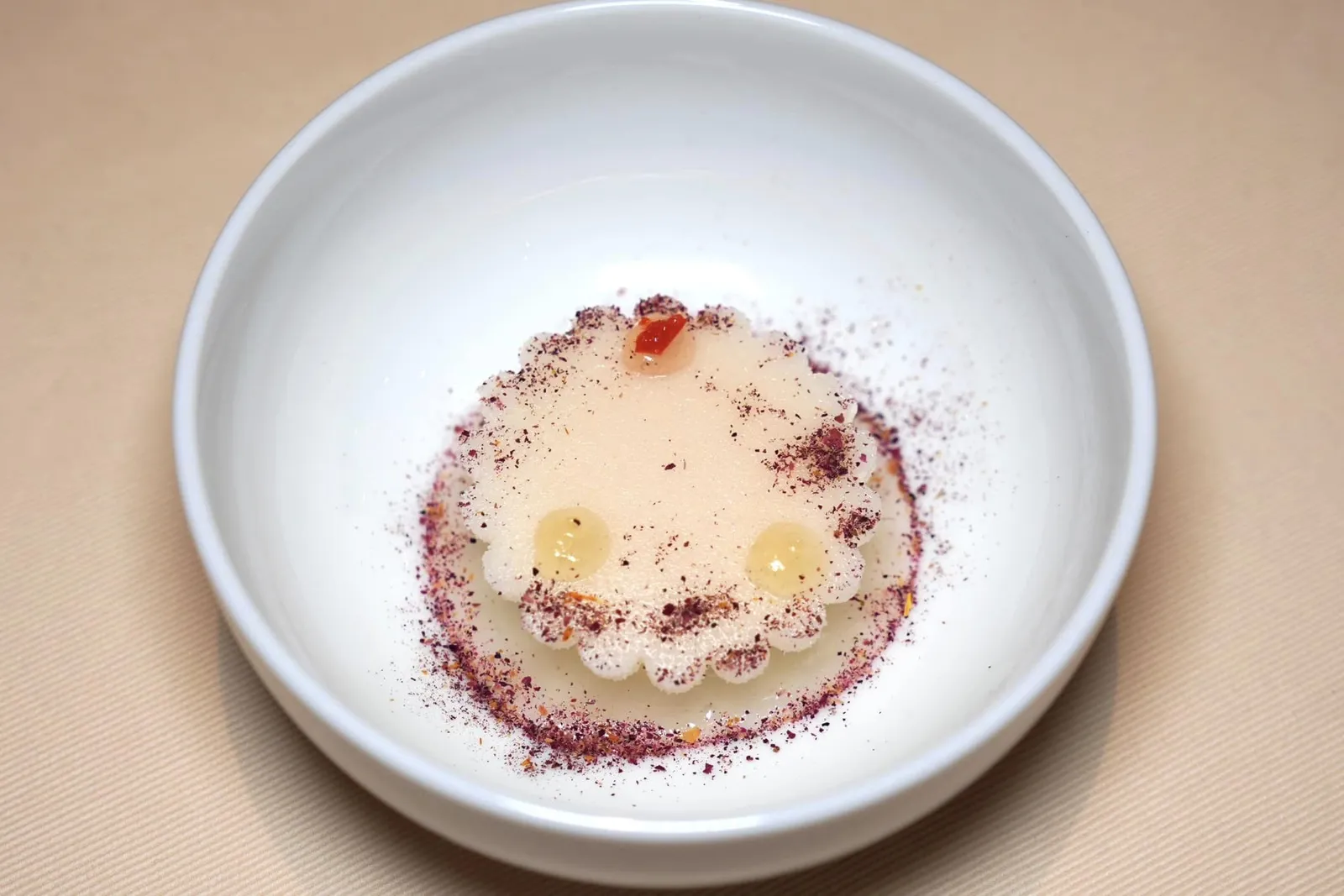 Litchis, rose and chiliของหวานจานแรกคือซอร์เบท์ลิ้นจี่เย็นสดชื่น เสริมด้วยความเปรี้ยวของเลมอน นอกจากนี้ยังมีน้ำกุหลาบหอม ๆ และตัดด้วยความหอมของ Chili powder หรือผงพริก (18/20)