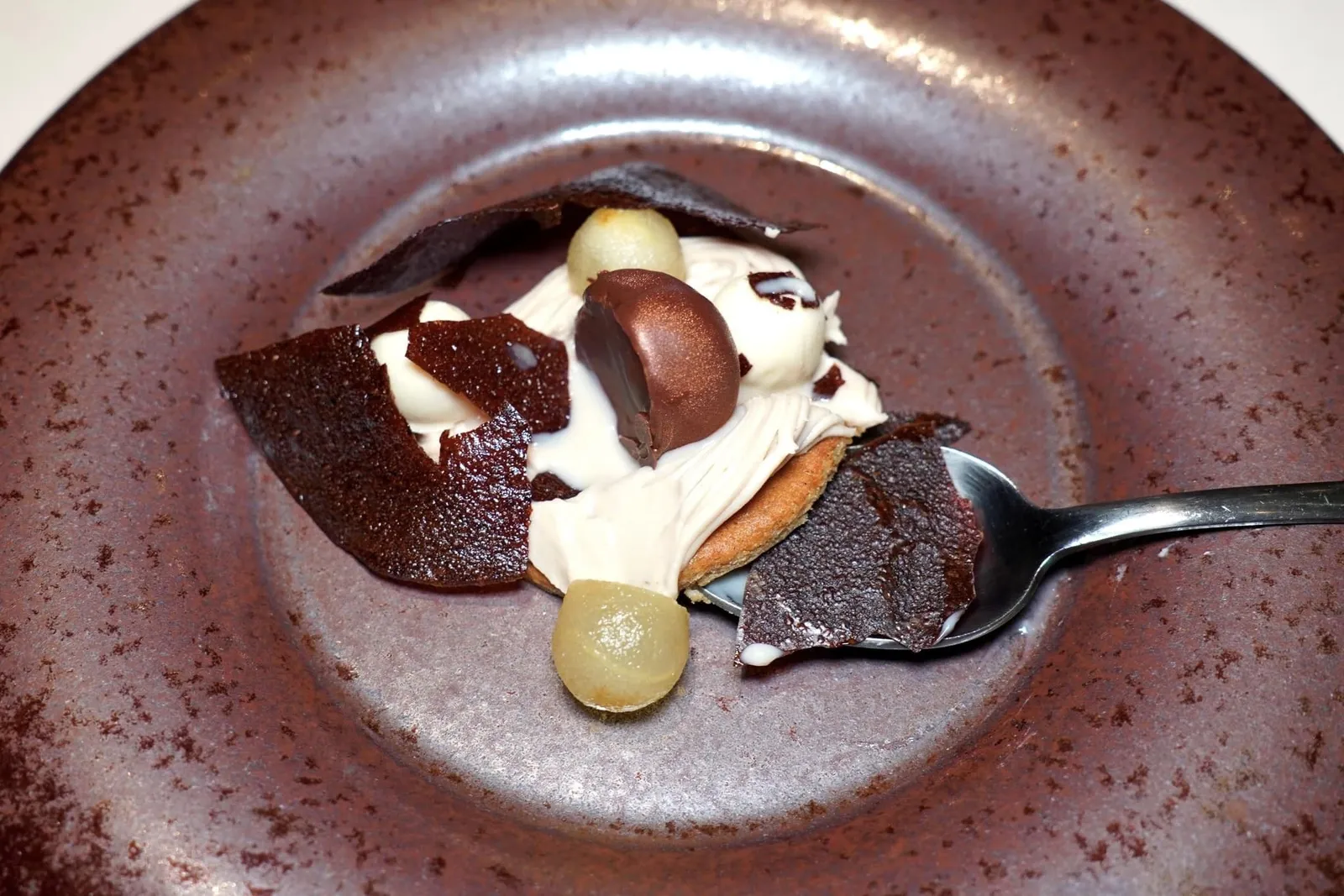 Brown cakeด้านบนคือ Marron glacé ที่มีส่วนผสมของดาร์คช็อกโกแลต 72 % อร่อยสมกับรางวัล Passion Desert ที่ได้มาเลยจริง ๆ (19/20)