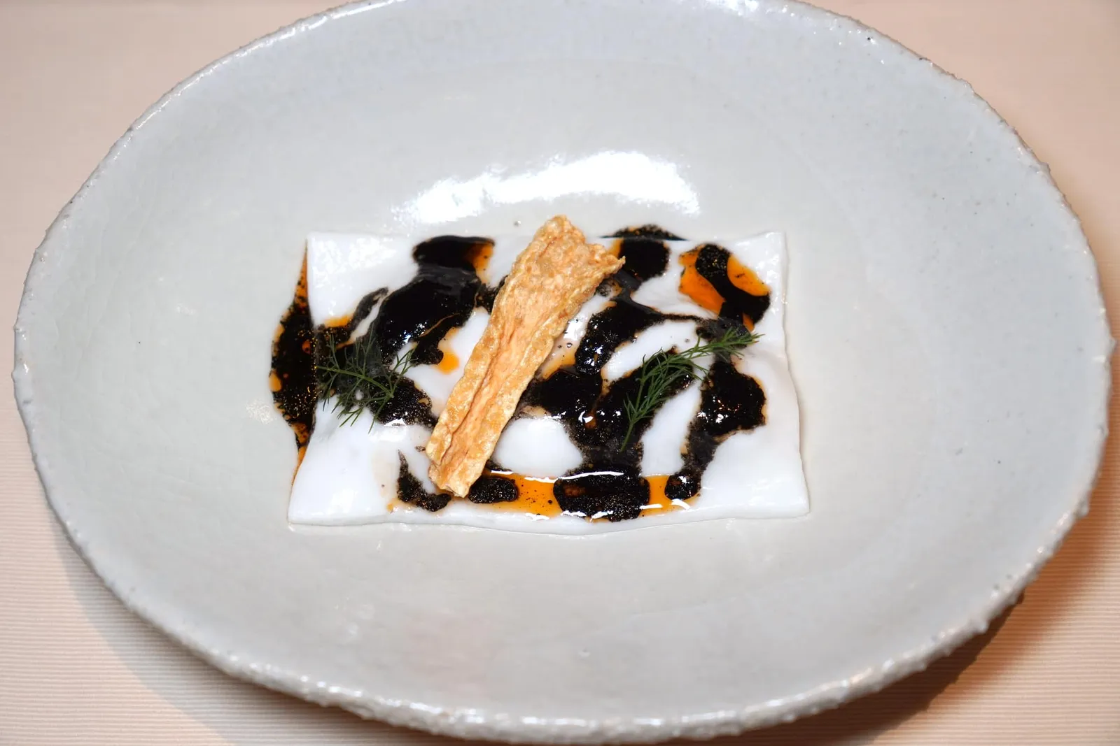 Squid layer, sea urchin, boiled lard, bergamot and white turnipจานนี้เป็นการผสมผสานกันของหมึกและไข่หอยเม่น องค์ประกอบสีดำเตรียมมาจากดีหมึก ด้านบนท็อปด้วยหมึกกรอบ เมื่อรับประทานเข้าไปจะพบกับอโรมาหอม ๆ ของเบอร์กามอท อย่างไรก็ตามถึงแม้แต่ละองค์ประกอบจะช่วยเรียกความสดชื่นในคำแรกได้ดีแต่เนื้อสัมผัสของหมึกและไข่หอยเม่นมีความครีมมี่ในระดับที่ใกล้เคียงกันมากจนอาจทำให้รู้สึกเลี่ยนได้ง่าย (17/20)