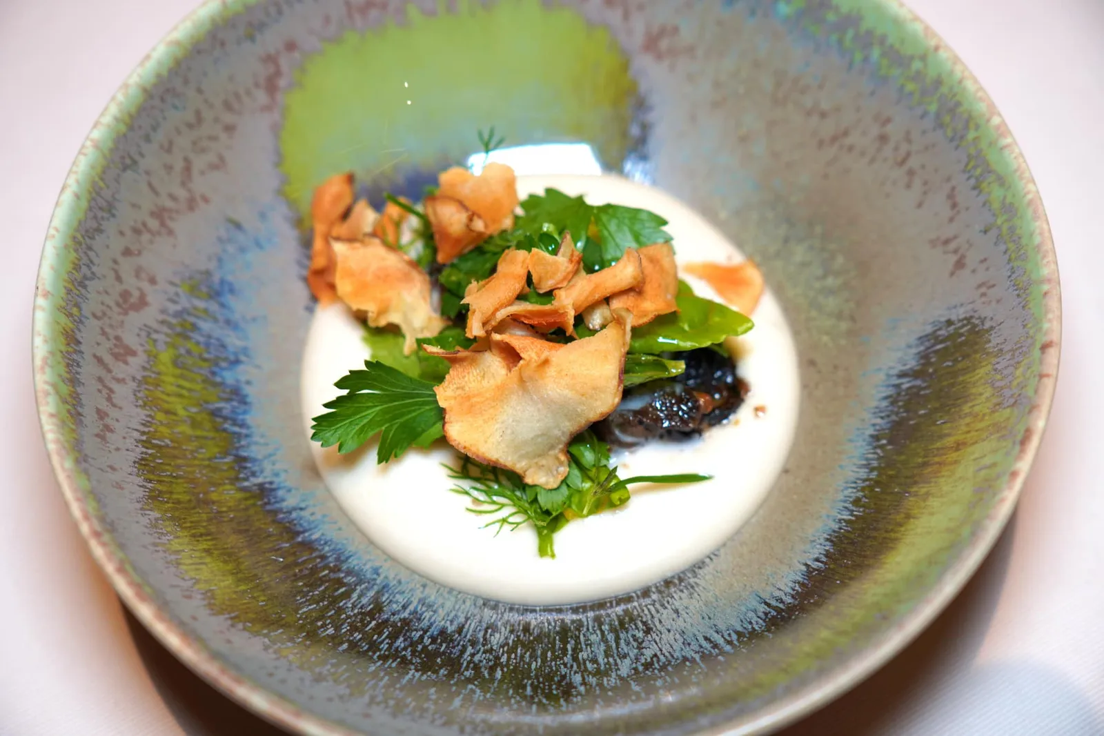 Sautéed snails with herbs, warm mousse of Jerusalem artichokes, coconut milk and marinated pork rindหอยทากที่ผัดมากับสมุนไพรจนได้เนื้อสัมผัสนุ่มหนึบโดยกลิ่นเฉพาะตัวของสมุนไพรช่วยบาลานซ์ Earthy Aroma ของหอยทากได้เป็นอย่างดี นอกจากนี้รอบ ๆ ชิ้นหอยทางยังมีมันหมูหมักพันมาด้วย ในจานคือมูสอุ่น ๆ ที่เตรียมมาจากเยรูซาเล็มอาร์ติโชคผสมผสานกับเยรูซาเล็มอาร์ติโชคทอดกรอบ นอกจากนี้ยังมีความเปรี้ยวที่ได้จากมะนาวมาตัดกันกับความหวานของเยรูซาเล็มอาร์ติโชคอีกด้วย อย่างไรก็ตามน่าเสียดายที่ผักที่ใส่มาให้ความกรอบที่มากเกินไปจนรบกวนเนื้อสัมผัสอันดีงามของหอยและมันหมูไปบ้าง (17/20)