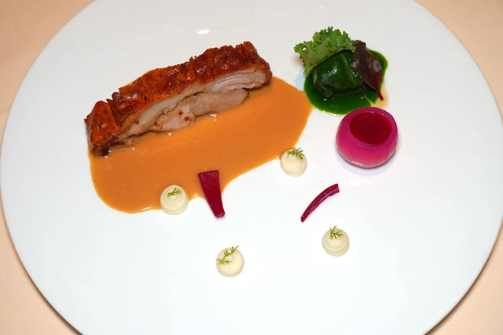 Mora Romagnola piglet on the spit, the melting thigh, onion panna cotta with yuzu and smoked eel sauceเนื้อลูกหมู Mora Romagnola สายพันธุ์ท้องถิ่นของแคว้น Emilia-Romagna เชฟเลือกส่วนขาเสิร์ฟมาแบบหนังบางกรอบในขณะที่ชั้นเนื้อและชั้นไขมันยังคงฉ่ำ เชฟยังราดด้วยซอสปลาไหลรมควัน ข้าง ๆ กันคือหอมแดงที่ตรงกลางบรรจุยูซุพานาคอตต้าให้รสเปรี้ยวมาตัดกันกับความมันของเนื้อลูกหมู นอกจากนี้ยังมีหอมแดงดองให้รสเปรี้ยว และ Stracotto ซึ่งแต่เดิมเป็นสตูว์ท้องถิ่นให้เนื้อสัมผัสนุ่มละมุนเสิร์ฟมาให้ด้วย (19/20)