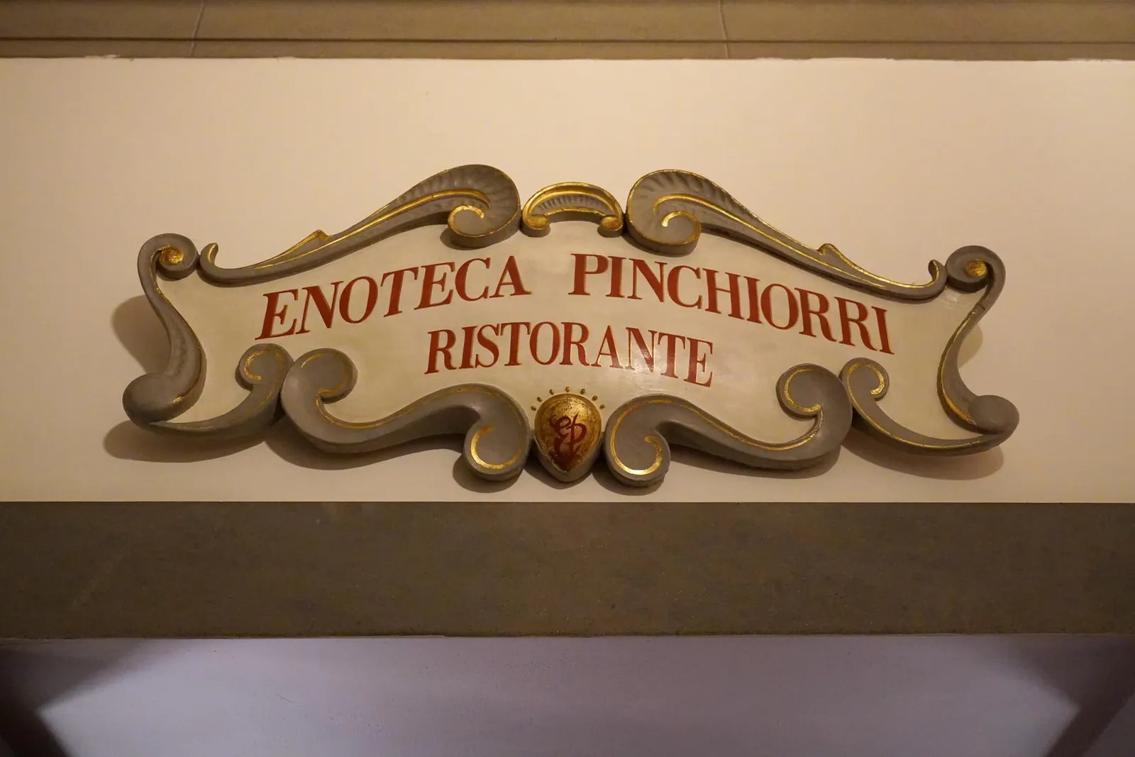 ตัวอาคาร Palazzo Jacometti Ciofi ถูกสร้างขึ้นตั้งแต่ยุคศตวรรษที่ 18 ปัจจุบันรับหน้าที่เป็นทั้งห้องอาหารและโรงแรมตกแต่งอย่างหรูหรา