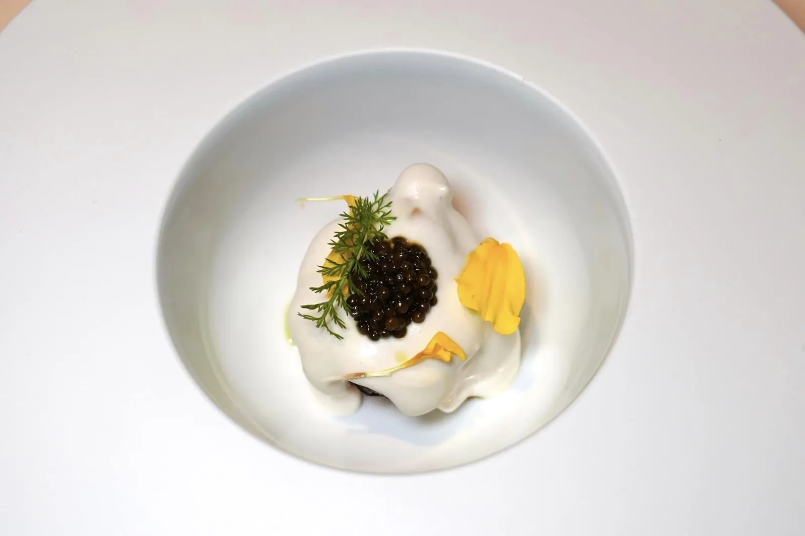 Steamed oysters, oyster pesto,bruschetta with burnt laurel oil, caviar and chicken mayonnaiseเริ่มต้นจานแรกด้วยขนมปัง Bruschetta สไตล์อิตาลีที่ชุ่มไปด้วยน้ำมะเขือเทศและน้ำมัน Laurel ไหม้ ส่วนโปรตีนหลักหอยนางรมย่างจับคู่กับมายองเนสที่เตรียมมาจากไก่ ด้านบนสุดทอปด้วยคาเวียร์ให้รสชาติเค็มกลมกล่อม (17/20)