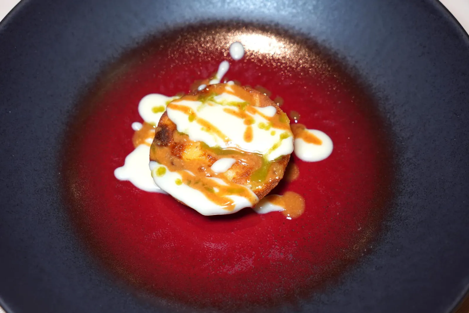 100% corn: polenta, hazelnut, fir and Castelmagno cheeseอาหารคาวจานสุดท้ายก่อนเริ่มต้นเข้าสู่ของหวานเป็นจานที่เชฟนำเสนอองค์ประกอบอันหลากหลายของข้าวโพดเริ่มต้นด้วย Raviolo สอดไส้ด้วย Polenta ด้านบนคือฟองดูที่เตรียมมาจากชีส Castelmagno และน้ำมันถั่วฮาเซลนัท (16/20)