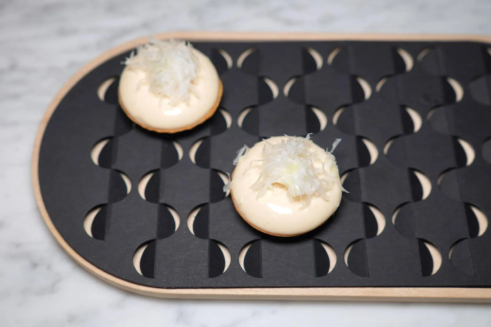 Tartelette - Caprinelloเริ่มต้นมื้ออาหารด้วยของว่างเรียกน้ำย่อยอย่างแรกคือทาร์ตเล็ตจิ๋วที่บรรจุชีส Caprinello (20/20)