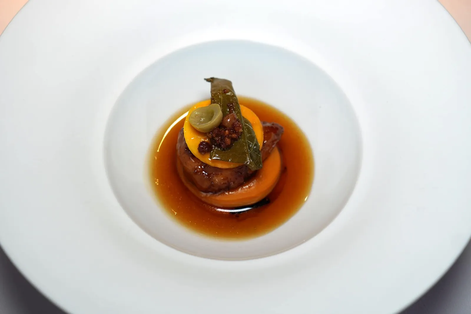 SweetbreadPumpkin - Wine LeafSweetbread เนื้อส่วนต่อมไร้ท่อของลูกวัวจี่ด้วยความร้อนแล้วเสิร์ฟมาในระดับที่สุกพอดีไร้ที่ติ องค์ประกอบทั้งด้านบนและด้านล่างเตรียมมาจากฟักทองให้รสชาติหวานพอเหมาะ ตัวซอสมีระดับความความหวานที่แตกต่างกัน ชั้นบนสุดคือใบไวน์ให้เนื้อสัมผัสที่ลงตัว (18/20)