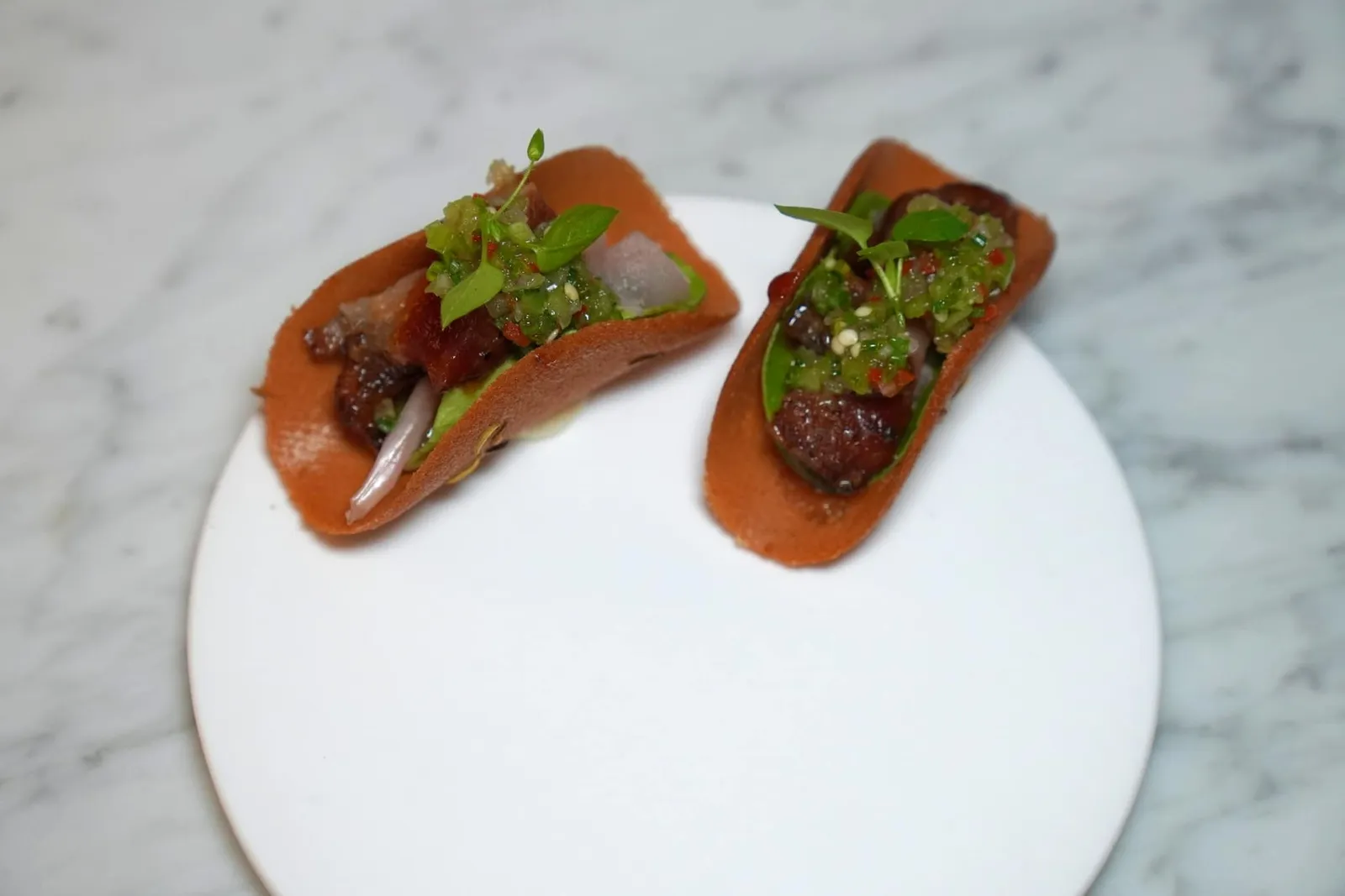 Taco - Spareribs - Tomatilloทาโกจิ๋วขนาดพอดีคำ เชฟเตรียมออกมาได้ทรงสวยงามไร้ที่ติ ตรงกลางคือเนื้อส่วนติดซี่โครงและมะเขือเทศ Tomatillo ทั้งยังมีกลิ่นหอมสมุนไพรชวนนึกถึงน้ำจิ้มซีฟู้ดบ้านเราเวอร์ชั่นที่ไม่เผ็ดอยู่เหมือนกัน (20/20)
