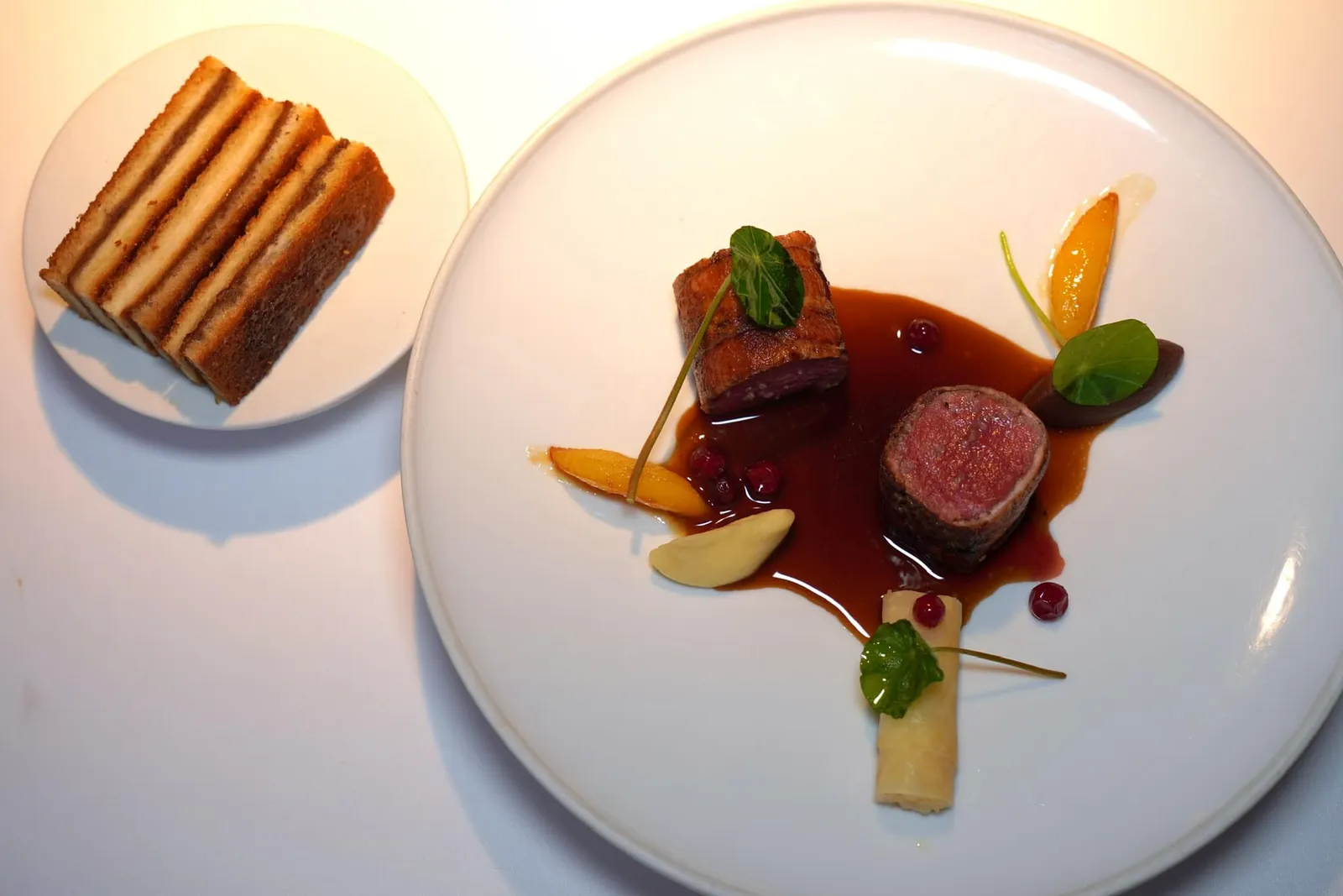 Roe DeerCeleriac - Elderflowerหนึ่งในจานที่โดดเด่นมาก ๆ ในวันนี้คือเนื้อกวางโรที่เชฟพันห่อด้วยเบคอนเพื่อให้มีเนื้อสัมผัสกรอบสู้ฟันพอเหมาะในขณะที่เนื้อกวางยังคงไว้ซึ่งความชุ่มฉ่ำ (20/20)