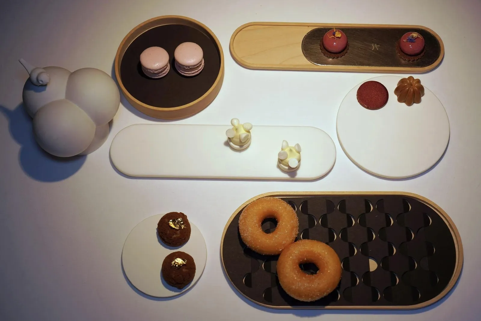 🥄 Friandisesปิดท้ายด้วยของหวานจิ๋วหลายชนิดคือMacaron - FigDonutSablé - CassisMeringue - YogurtProfiterole - Dulche de LechePraline - Chocolate