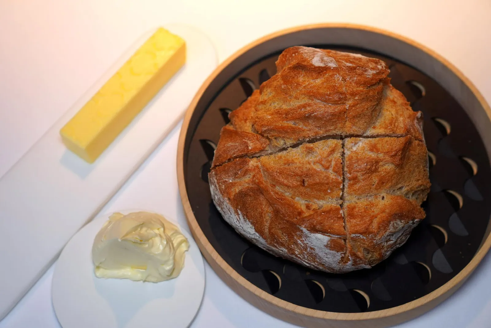 Breadทางร้านนำเสิร์ฟขนมปัง Potato Bread มาคู่กันกับเนยธรรมชาติจากเมือง Andeer นอกจากนี้ยังมีโยเกิร์ตกับ Fleur de Sel หรือดอกเกลือจากแถบ Sankt Gallen อีกด้วย