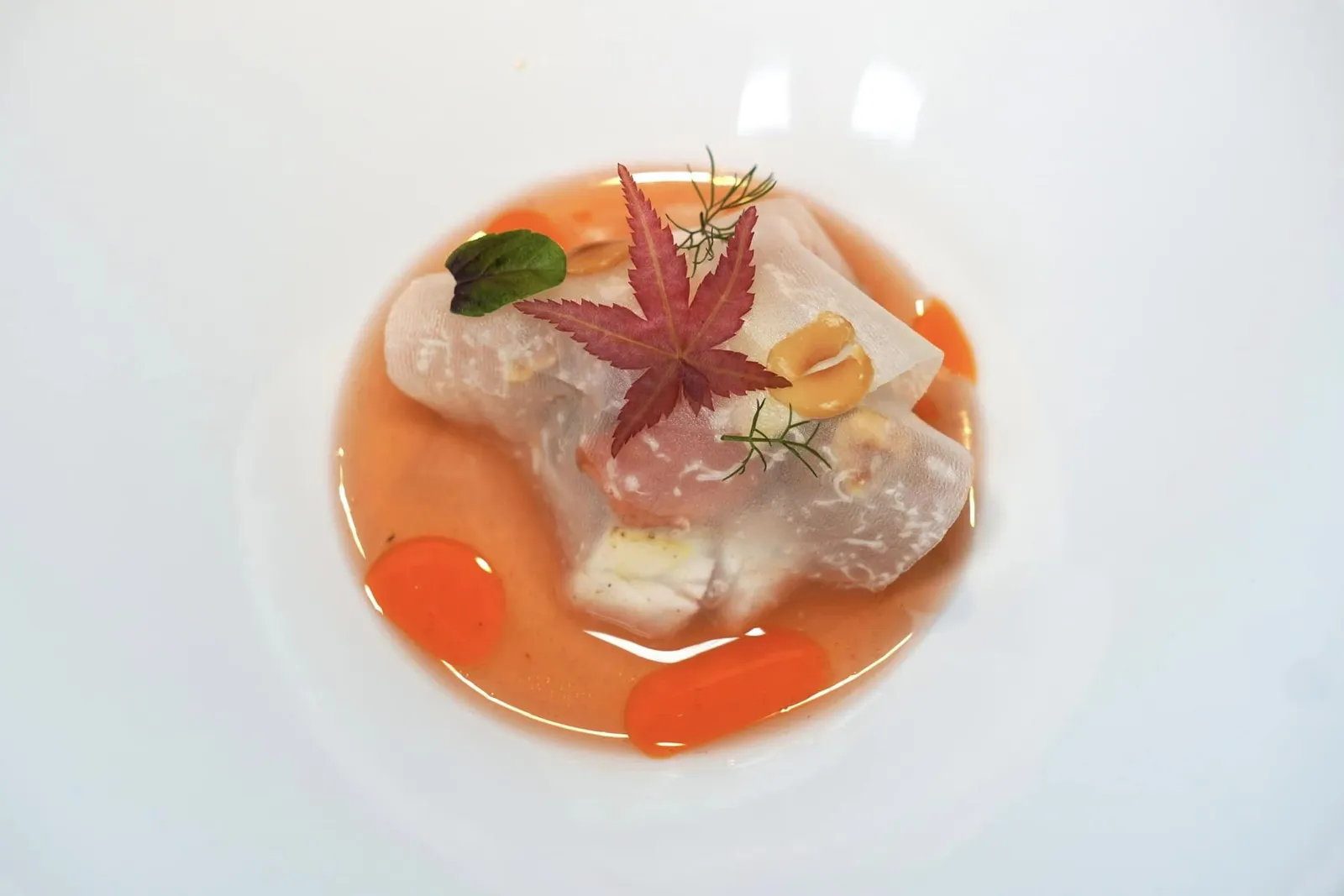 Pike PerchQuince - Hazelnutเชฟนำเสนอปลาน้ำจืดท้องถิ่นอย่าง Pike Perch จับคู่มากับ Quince, Kohlrabi และถั่ว Hazelnut ชิ้นปลาให้เนื้อสัมผัสที่ละมุนจนละลายไปกับองค์ประกอบอื่น ๆ ในขณะที่ชิ้น Kohlrabi บาง ๆ ยังมีความกรอบแต่ไร้ซึ่งความกระด้าง (20/20)
