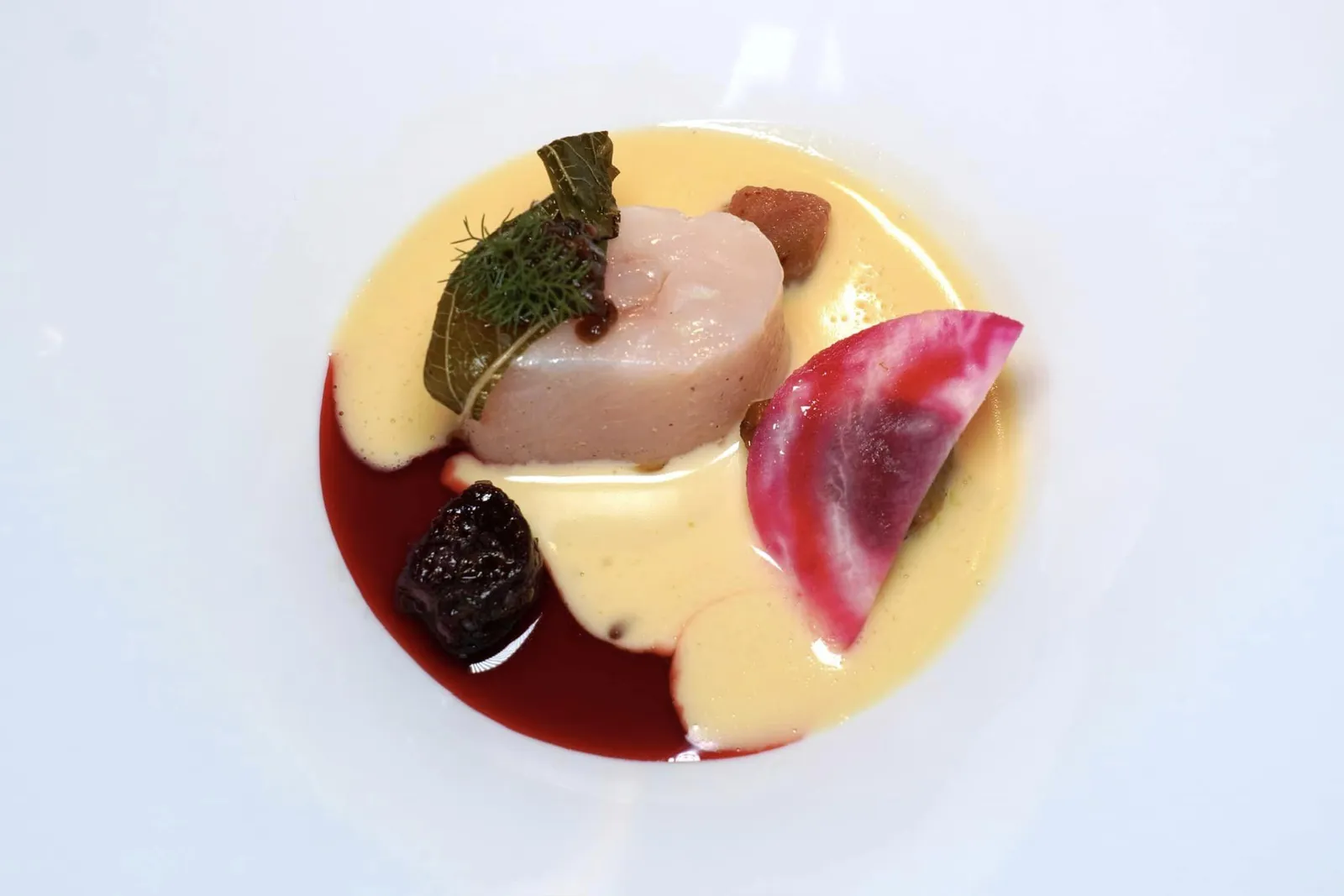 CharBeetroot - Amaranthปลา Char ที่จับโดยชาวประมงคนสุดท้ายแห่งทะเลสาบ Walensee เชฟนำไป Confit จนได้เนื้อสัมผัสในระดับที่ไร้ที่ติก่อนจะจับคู่มากับหนึ่งในองค์ประกอบที่ตัวเขาขื่นชอบที่สุดนั่นก็คือบีทรูททั้งสีแดงและเหลืองนำเสนอมาในหลากหลายรูปแบบและเนื้อสัมผัส รอบ ๆ คือซอส Buerre Blanc ที่มีทั้งความหอมมันเข้ากันกับเนื้อสัมผัสอันนุ่มนวลของปลา Char ได้อย่างไร้ที่ติ ด้านบนคือใบ Amaranth ให้กลิ่นเฉพาะตัวมาช่วยตัดความครีมมี่ของตัวซอสไม่ให้โดดมากจนเกินไป (20/20)
