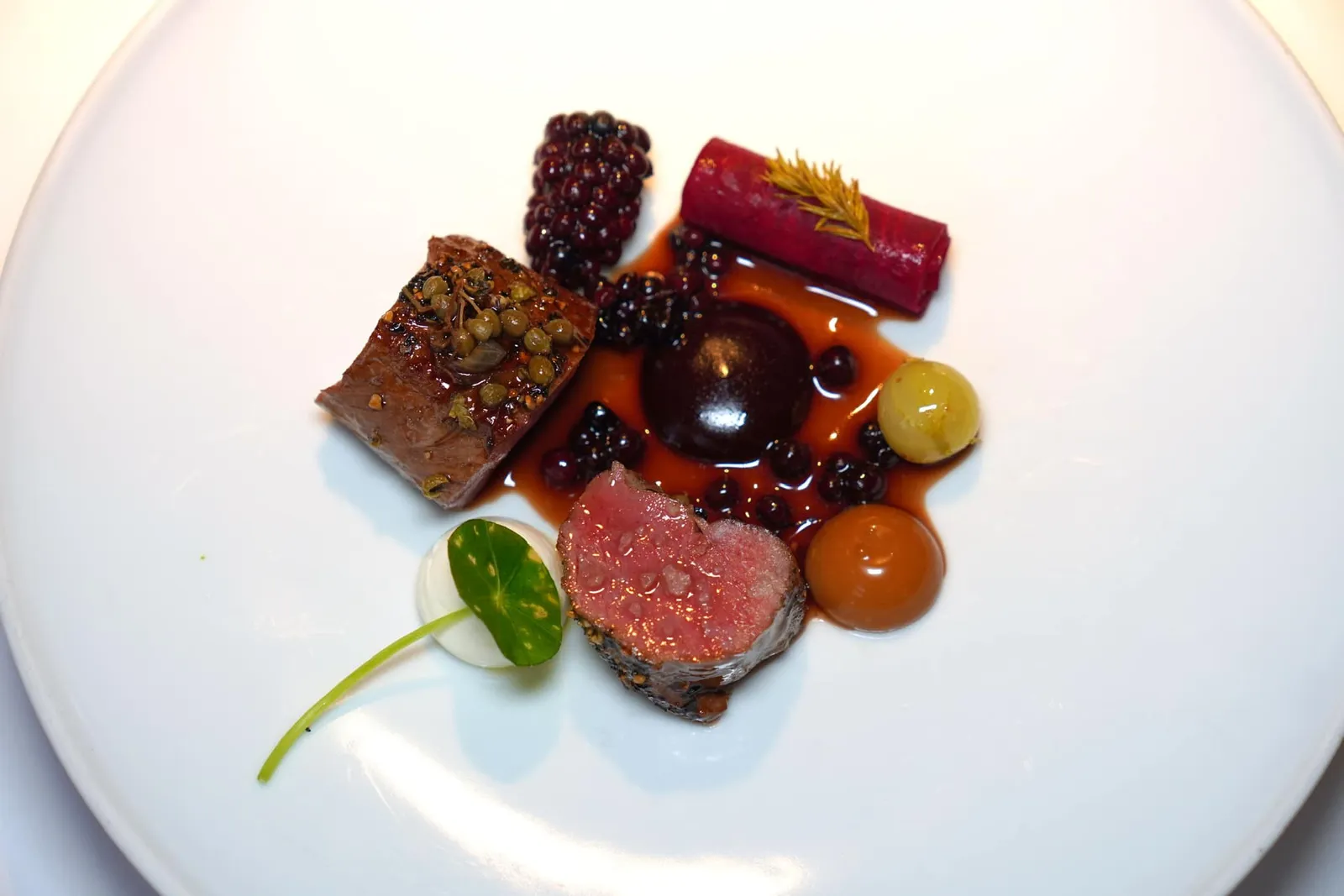 „2004” Venison - Red wine - Pepper (94 CHF)คอร์สนี้เป็นเมนูที่เชฟคิดค้นเอาไว้ตั้งแต่ปี 2004 โดยนำเสนอเนื้อกวาง Venison จับคู่มากับพริกไทยให้ความเผ็ดและฉุน บีทรูทดองให้อโรมาของดิน ความกรอบ และความเปรี้ยว สุดท้ายคือองค์ประกอยของ Red Wine Reduction และ Venison Jus ที่ผสมผสาน Pickled Elderberry ลงไปด้วย เชฟยังบาลานซ์รสชาติด้วย Homemade Yugurt สีขาวเพื่อลดทอนความเข้มข้นขององค์ประกอบต่าง ๆ ลง (19/20)