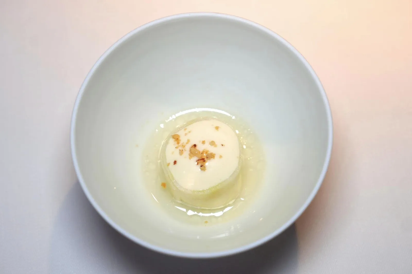 Pike PerchQuince - Hazelnutข้างกันคือปลา Pike Perch สับมาเป็น Tartare รายล้อมด้วยความกรอบของ Kohlrabi ด้านบนคือ Quince Foam และความกรุบกรอบของถั่ว Hazelnut น้ำซอสรอบ ๆ ให้ความอุมามิช่วยกระตุ้นน้ำย่อยได้อย่างต่อเนื่อง (20/20)