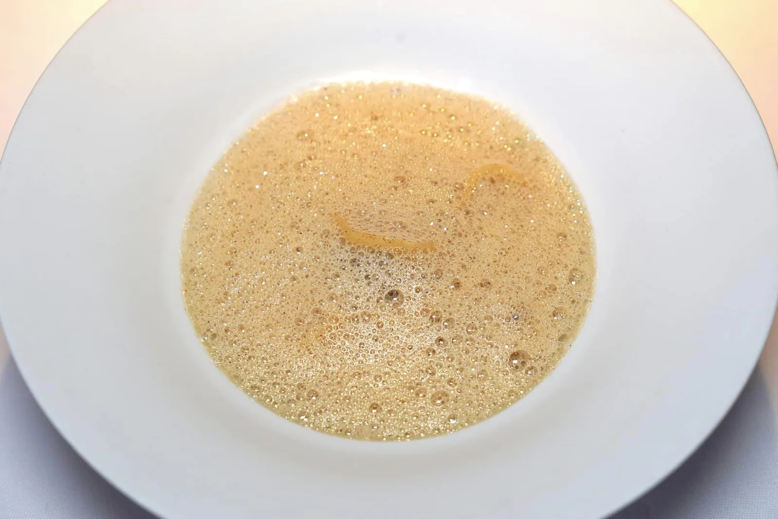 „2003” Veal - Tortellini - Brown Butter (52 CHF)สำหรับเมนู À La Carte จานแรกเป็นเมนูคลาสสิคที่เชฟรังสรรค์ขึ้นในปี 2003 โดยเสิร์ฟเนื้อลูกวัวมาในพาสต้าทรงเกี๊ยวอย่าง Tortellini (17/20)