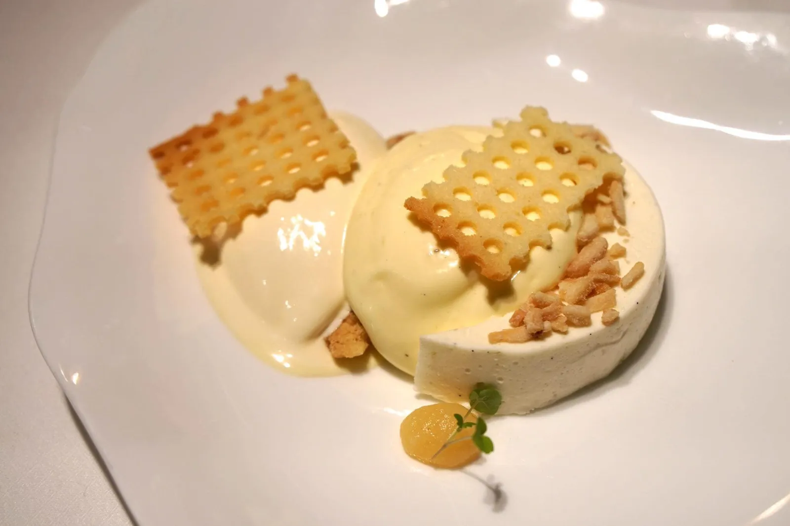 - Mini Dessert „Bienenstich“ (10 EUR)Honigquitte mit luftiger Tahitivanille, Mandelcrumble & Mispelkerneisไอศกรีมน้ำผึ้งผสมกับตาฮิติวานิลลารสกลมกล่อม ทานคู่กับอัลมอนด์ครัมเบิ้ลกรอบเข้ากันได้ดี